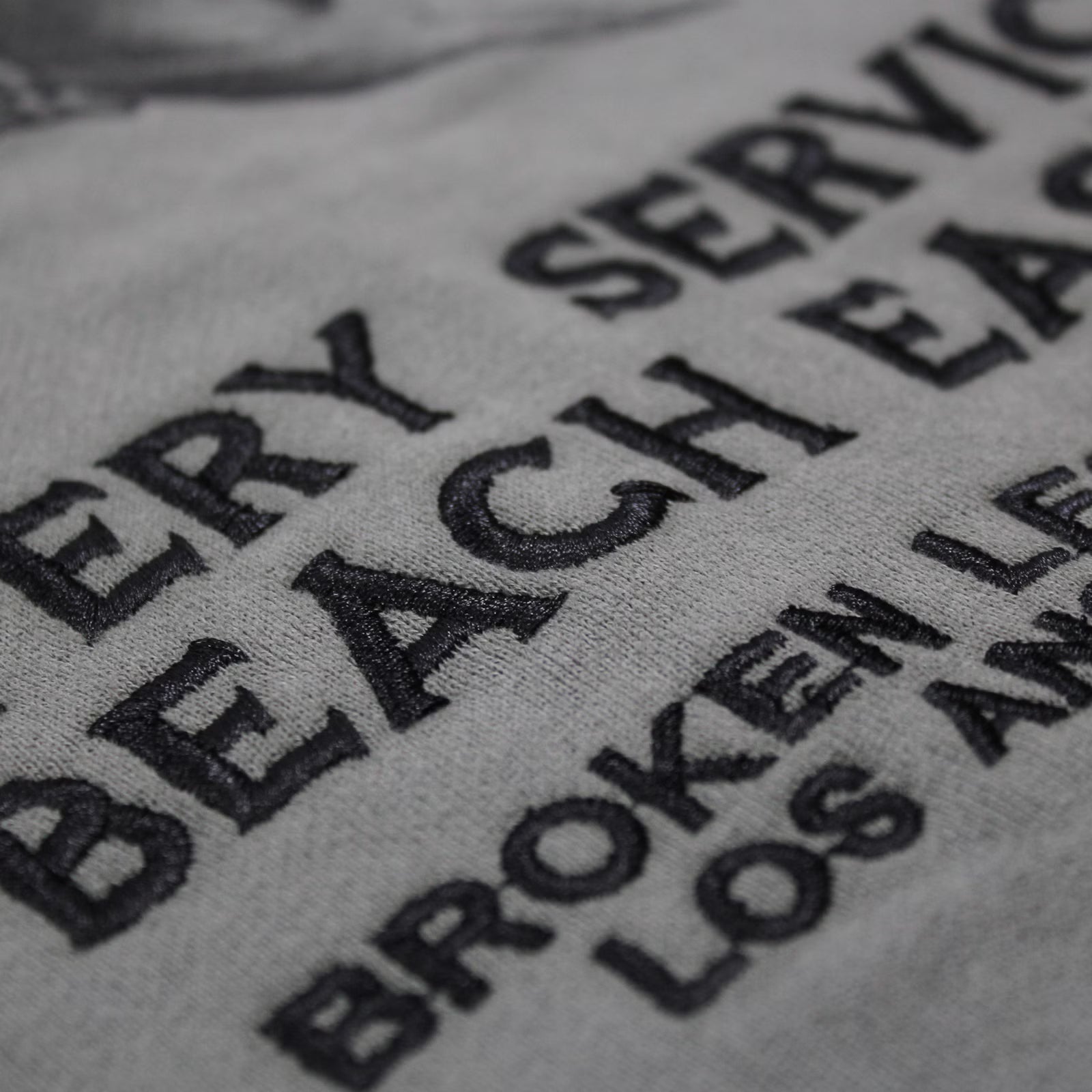 Broken Legend Special Sweatjacke grauoliv mit Hai-Print und Kapuze