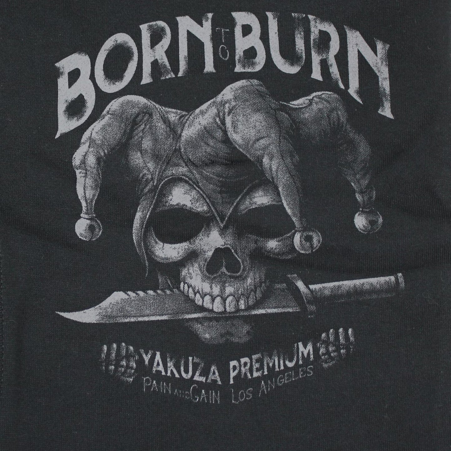 Yakuza Premium Herren Jogginghose Detailansicht Print mit Totenkopf Harlekin, Messer und Born to Burn Schriftzug.