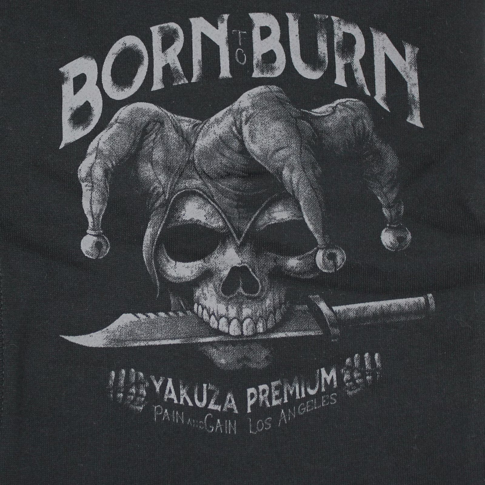 Yakuza Premium Herren Jogginghose Detailansicht Print mit Totenkopf Harlekin, Messer und Born to Burn Schriftzug.