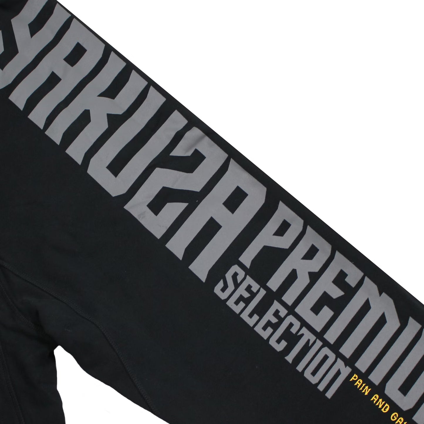 Yakuza Premium Herren Jogginghose Schwarz Detailansicht Backprint mit grossem grauem Yakuza Premium Selection Schriftzug.