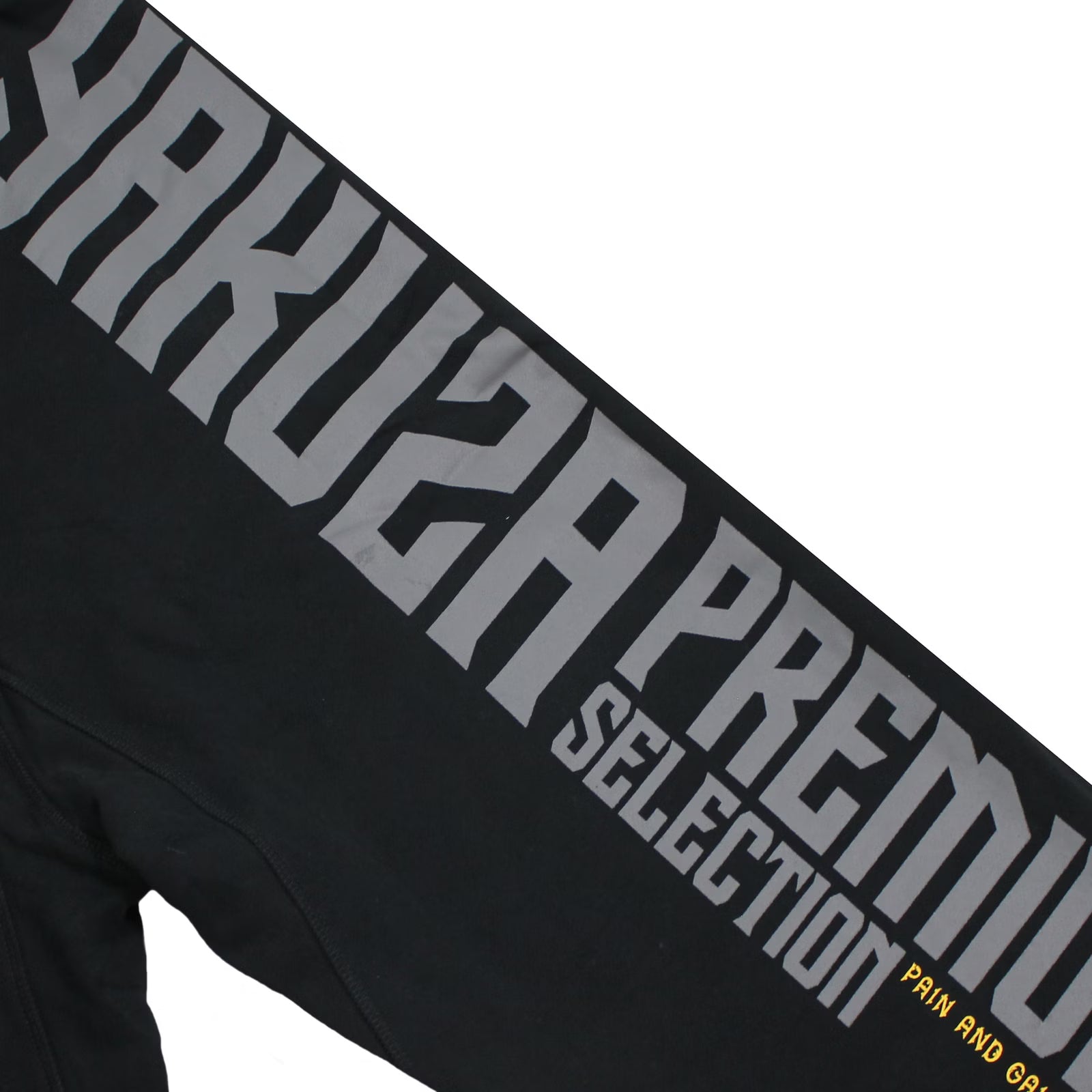 Yakuza Premium Herren Jogginghose Schwarz Detailansicht Backprint mit grossem grauem Yakuza Premium Selection Schriftzug.