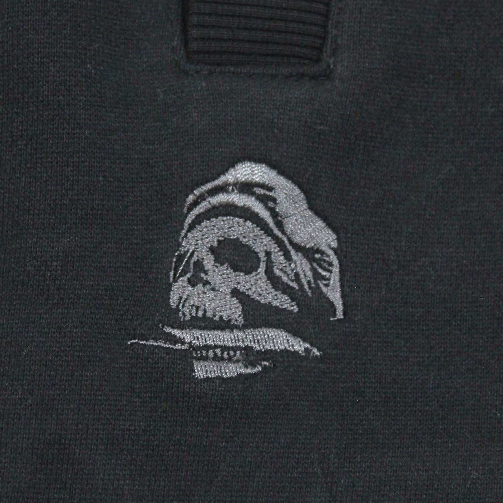 Yakuza Premium Herren Jogginghose Schwarz Detailansicht kleine Totenkopf-Stickerei in Grau auf der rechten Seite.