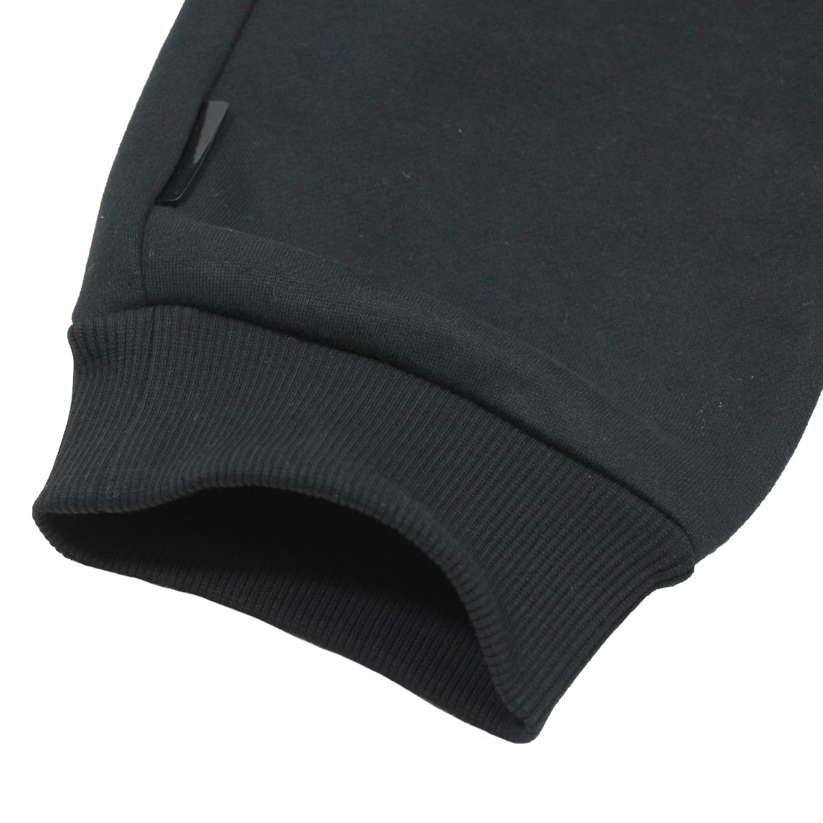 Yakuza Premium Herren Jogginghose Schwarz Detailansicht elastischer Rippstrick-Beinabschluss mit verdeckter Reißverschlusstasche.