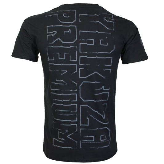 Rückseite des schwarzen Yakuza Premium T-Shirts mit vertikalem Logo-Print aus weicher Pima-Baumwolle.