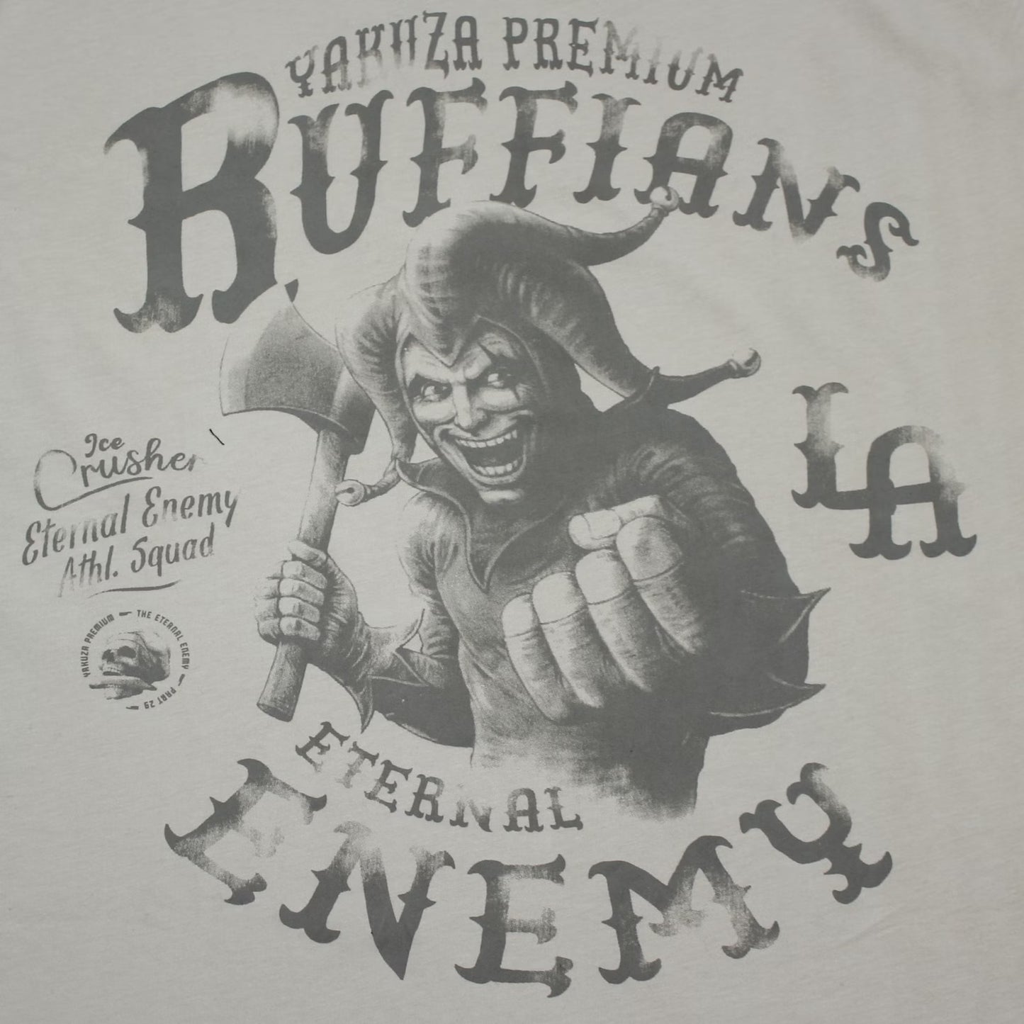 Detailansicht des grauen Grafikprints auf dem sandoliven Yakuza Premium Herren T-Shirt Ruffians Eternal Enemy.