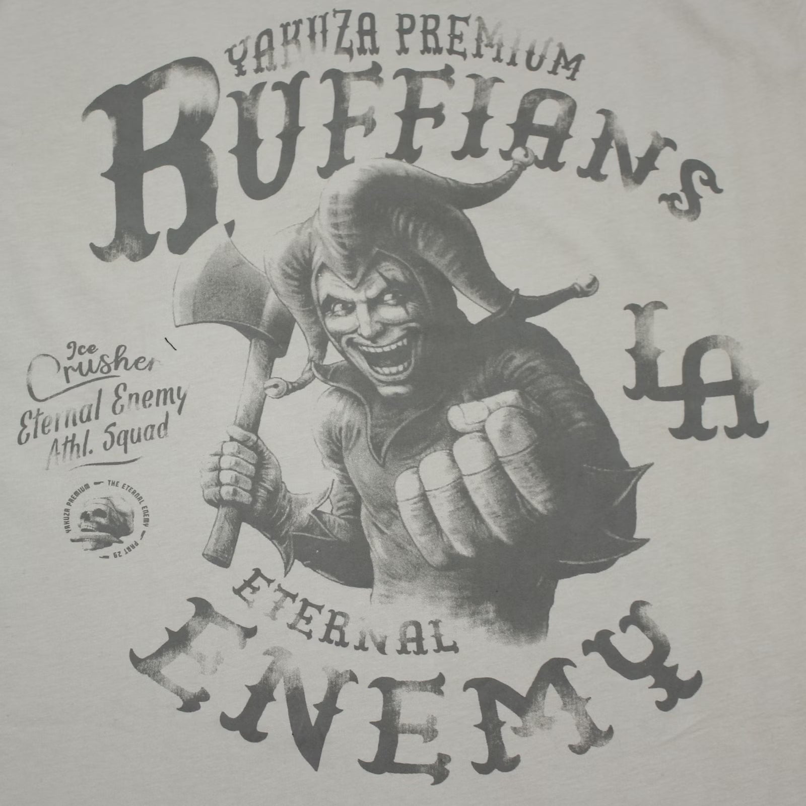 Detailansicht des grauen Grafikprints auf dem sandoliven Yakuza Premium Herren T-Shirt Ruffians Eternal Enemy.