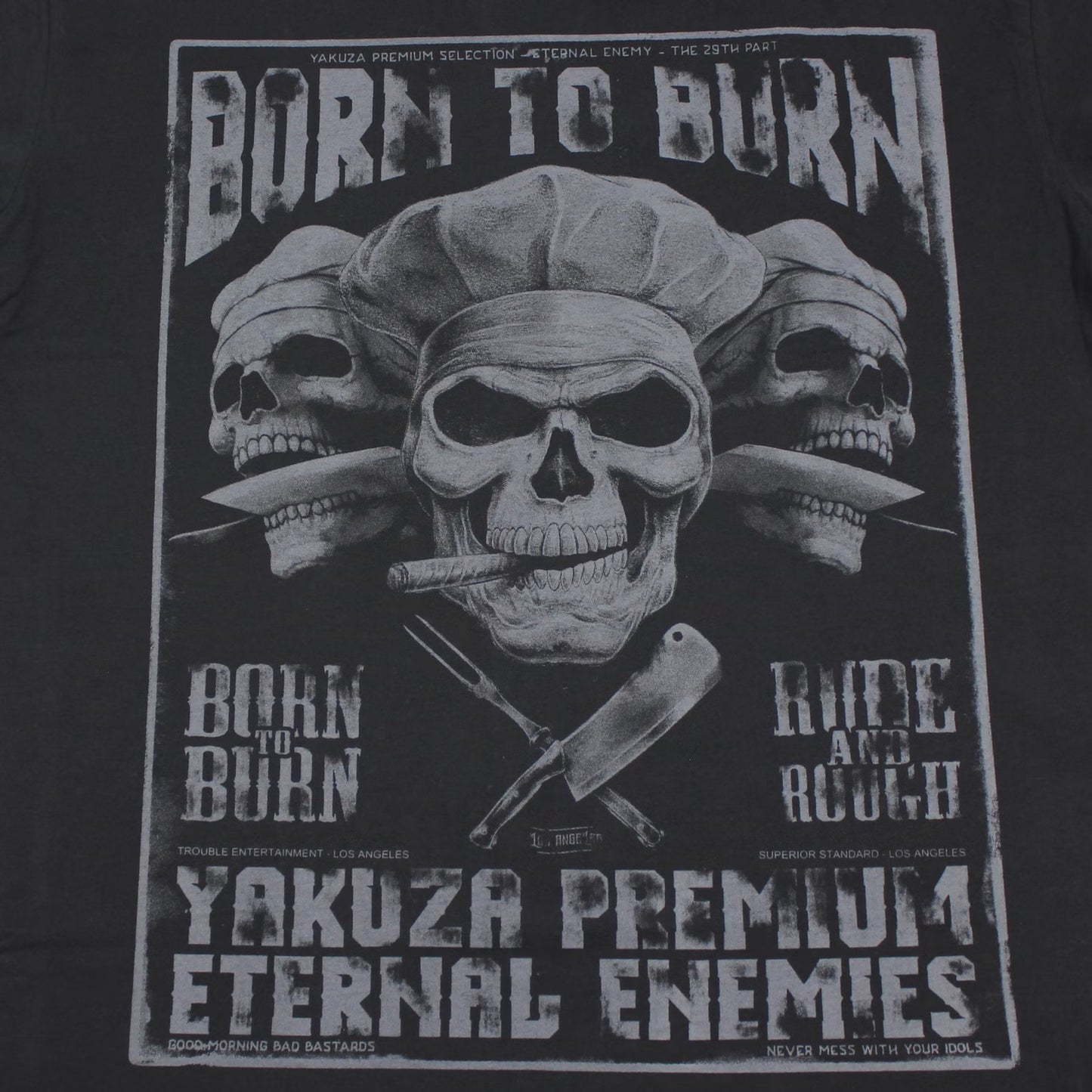 Detail des Born to Burn Totenkopf-Prints auf dem Yakuza Premium T-Shirt.