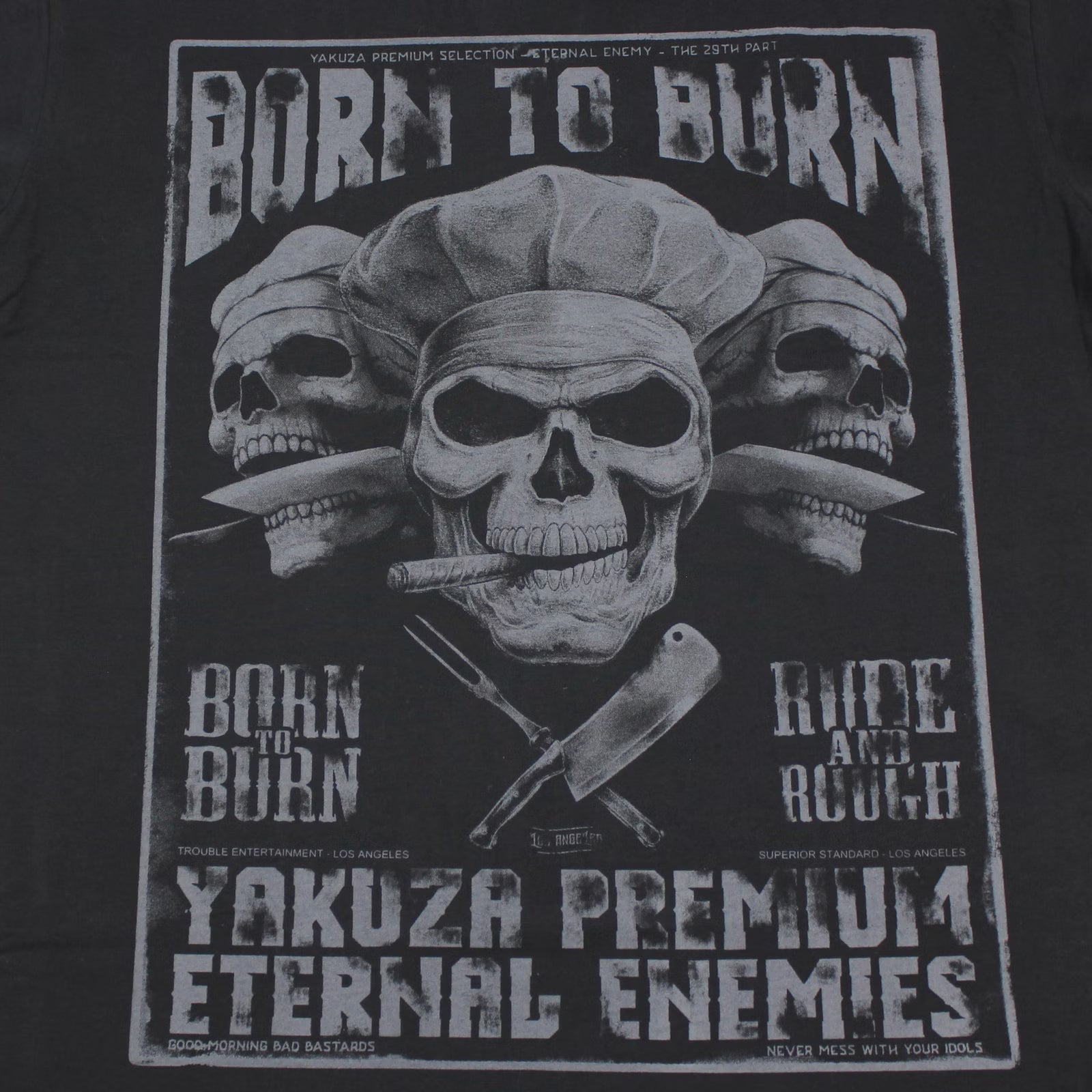 Detail des Born to Burn Totenkopf-Prints auf dem Yakuza Premium T-Shirt.