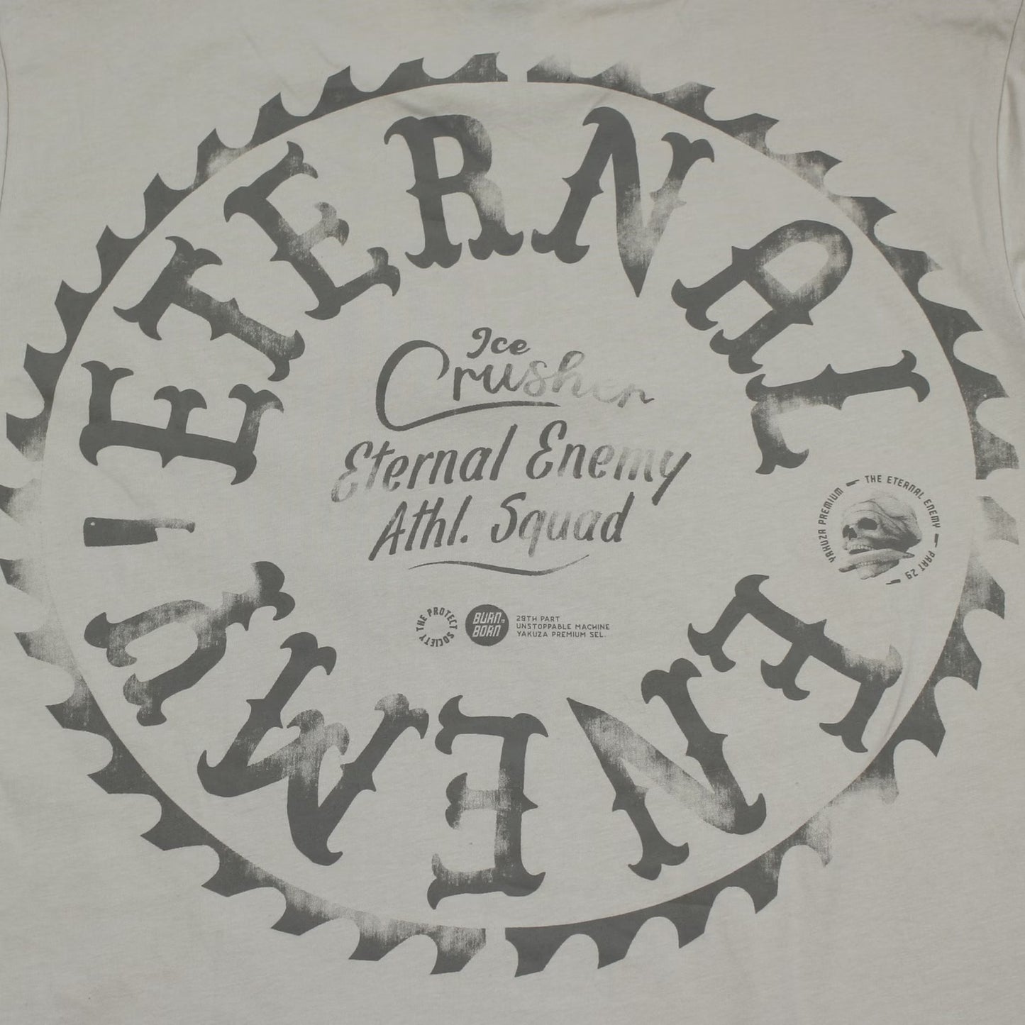 Detailansicht des grauen Rückenprints auf dem sandoliven Yakuza Premium Herren T-Shirt Ruffians Eternal Enemy.