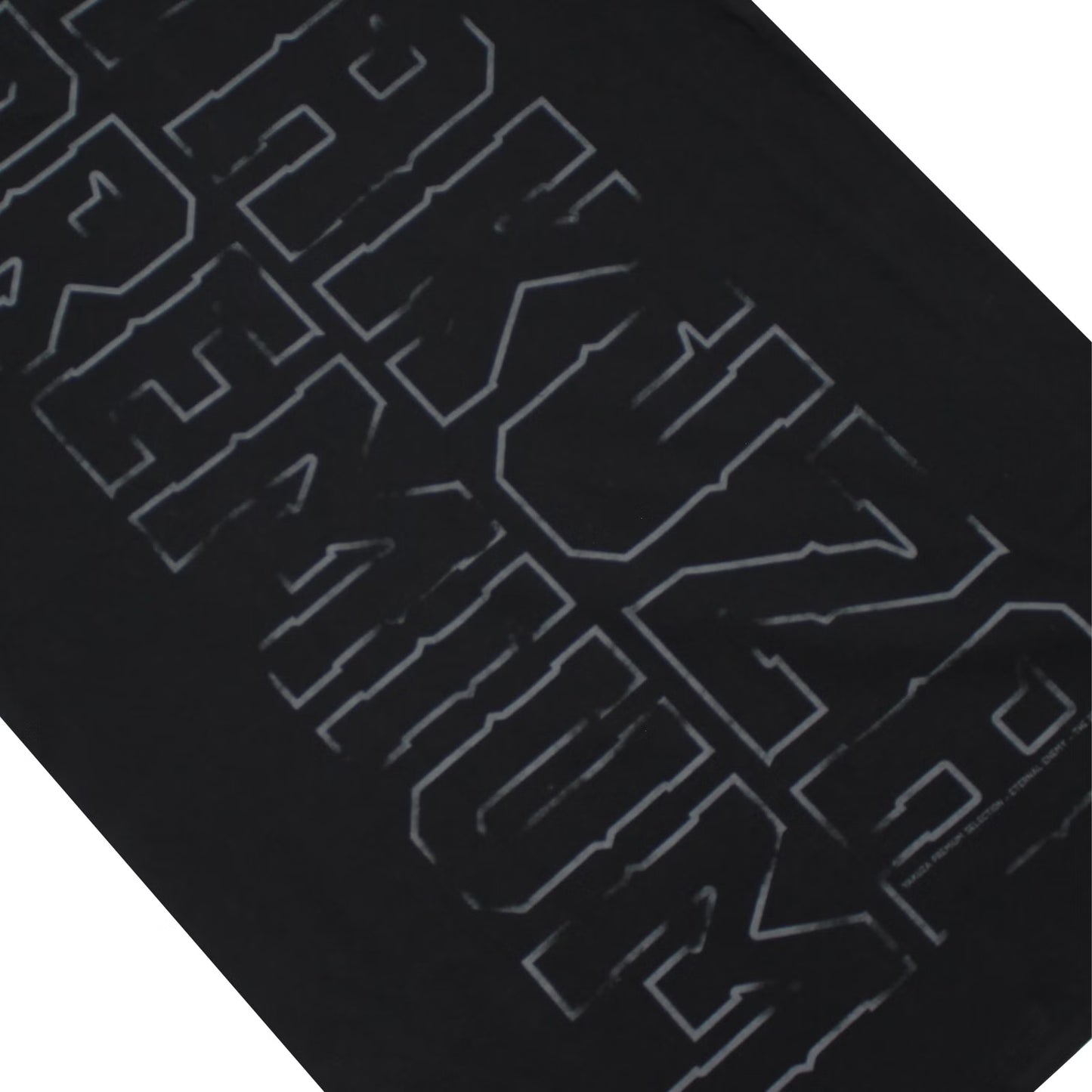 Detail des Yakuza Premium Logo-Schriftzugs auf dem T-Shirt.