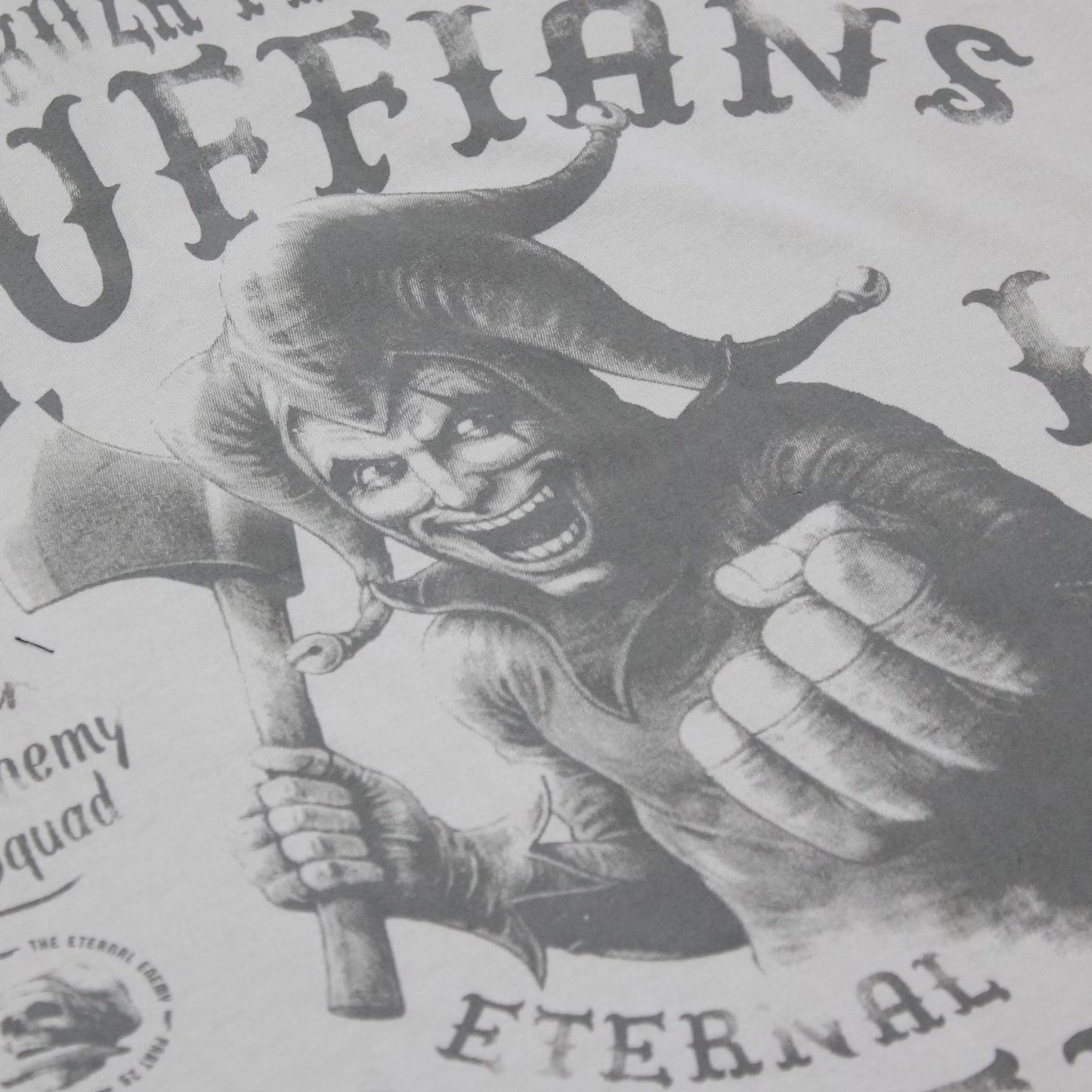 Nahaufnahme der Print- und Stoffqualität des Hofnarr-Motivs vom sandoliven Yakuza Premium Herren T-Shirt Ruffians Eternal Enemy.