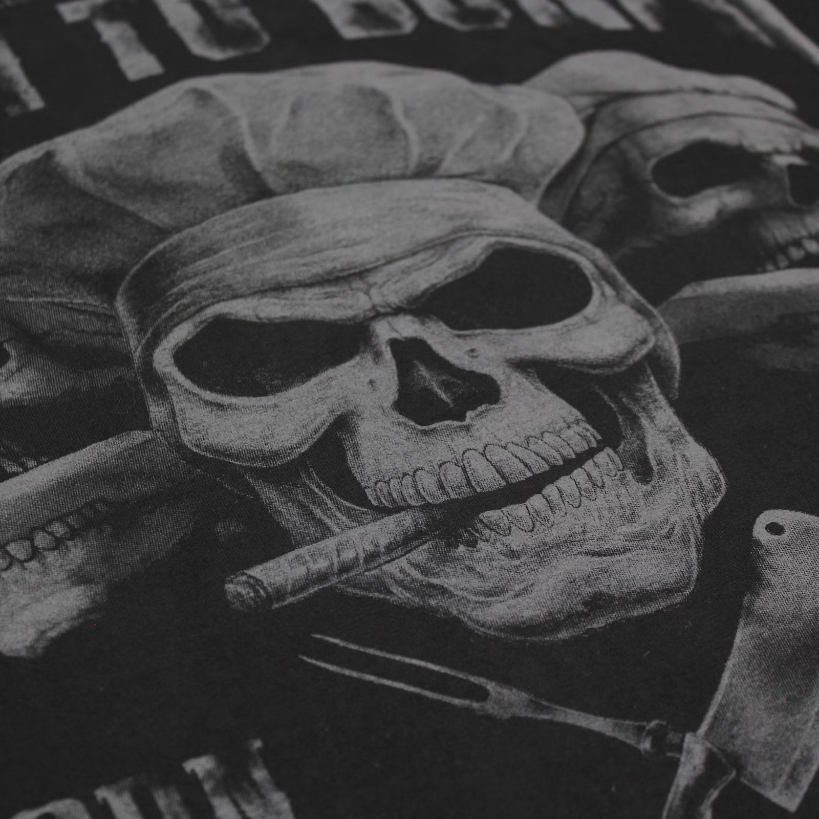 Nahaufnahme des Totenkopf-Prints auf dem schwarzen Yakuza Premium T-Shirt.