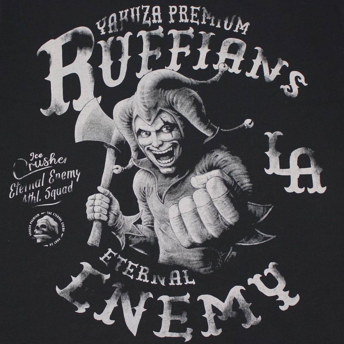 Detailaufnahme vom Harlekin-mit-Axt-Frontprint des schwarzen Yakuza Premium Shirts.