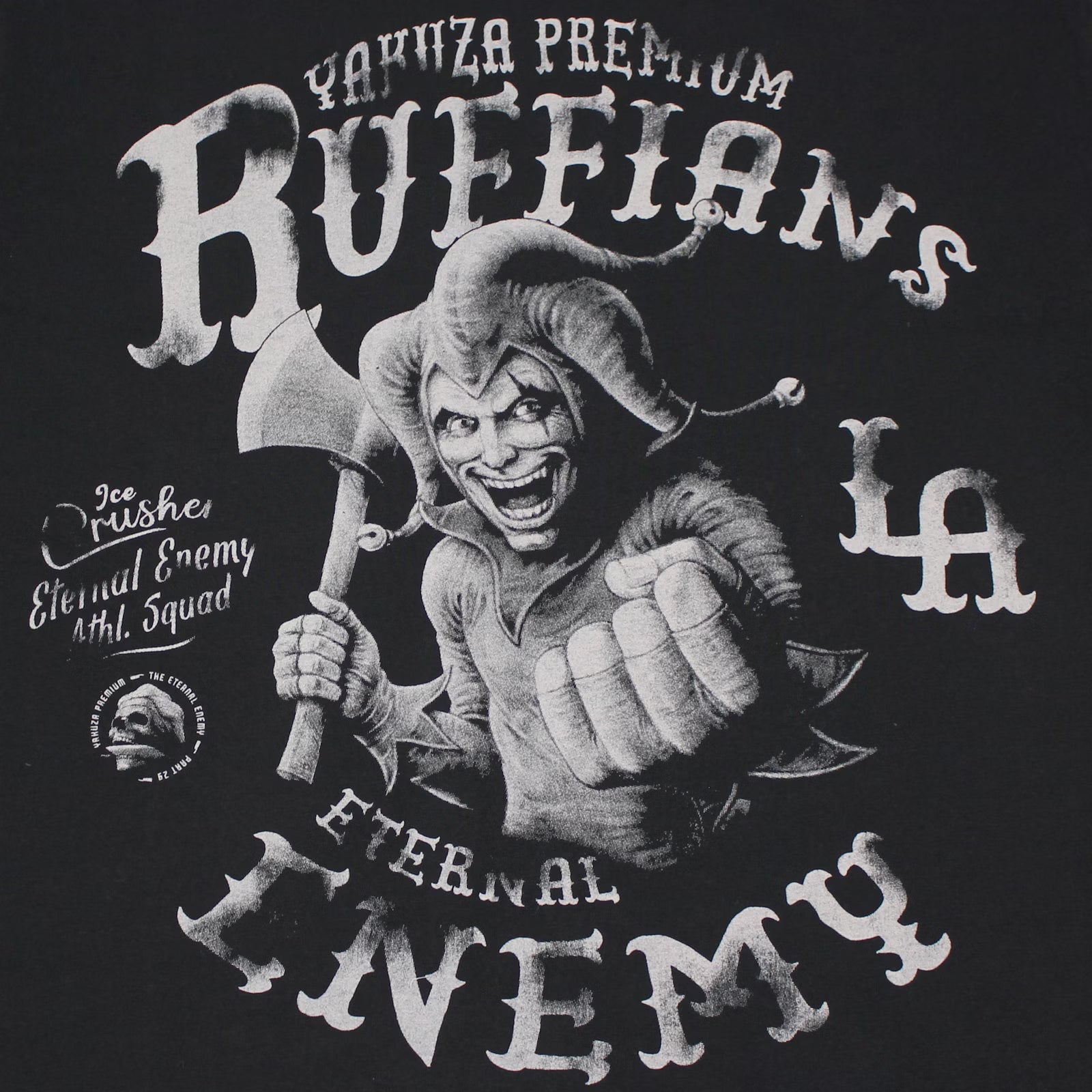 Detailaufnahme vom Harlekin-mit-Axt-Frontprint des schwarzen Yakuza Premium Shirts.