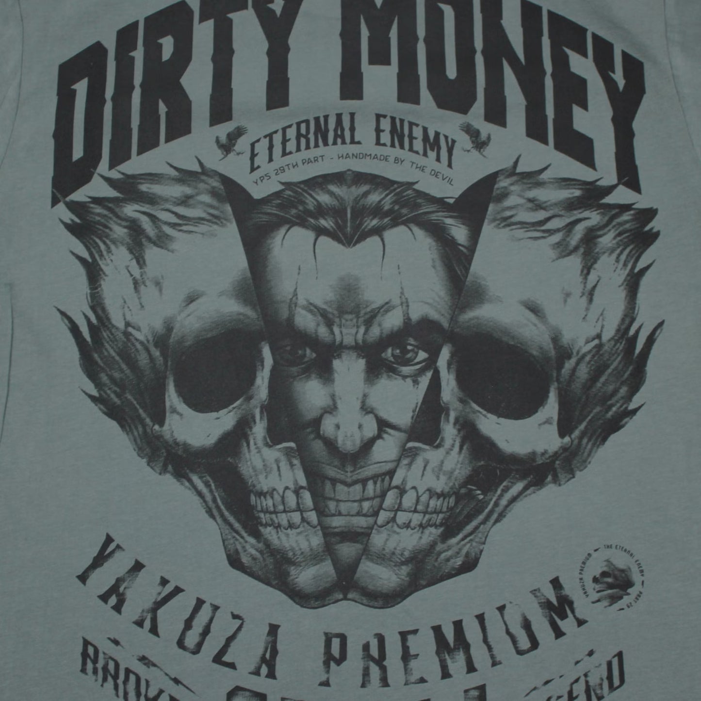 Rückseite von olivgrünem Yakuza Premium T-Shirt mit Biker Totenkopf Print.