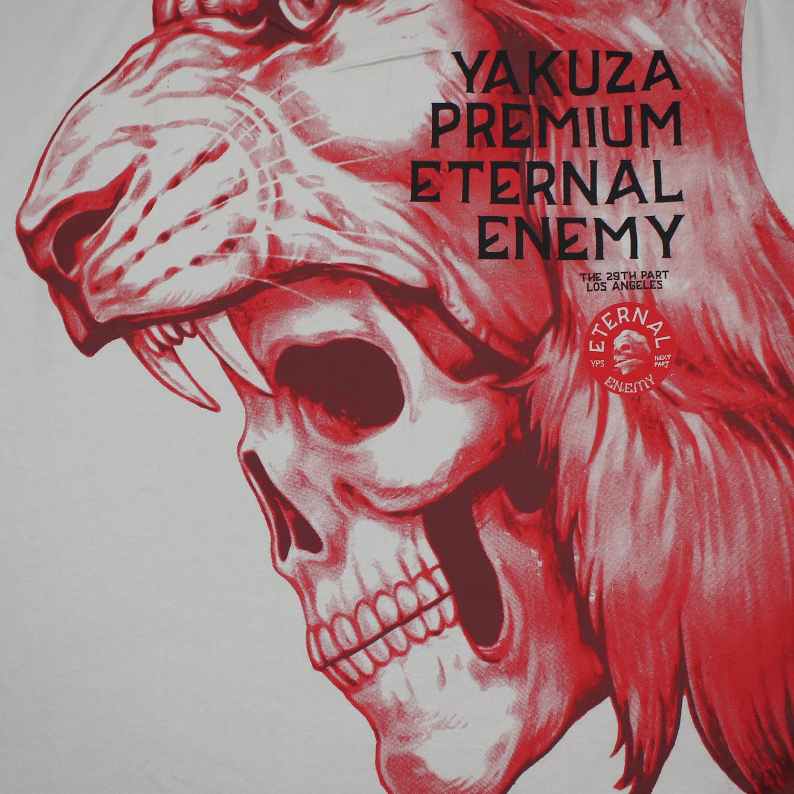 Detailansicht des roten Schriftzugs und Löwen-Totenkopf-Rückenprints auf dem lichtgrauen Yakuza Premium Herren T-Shirt.