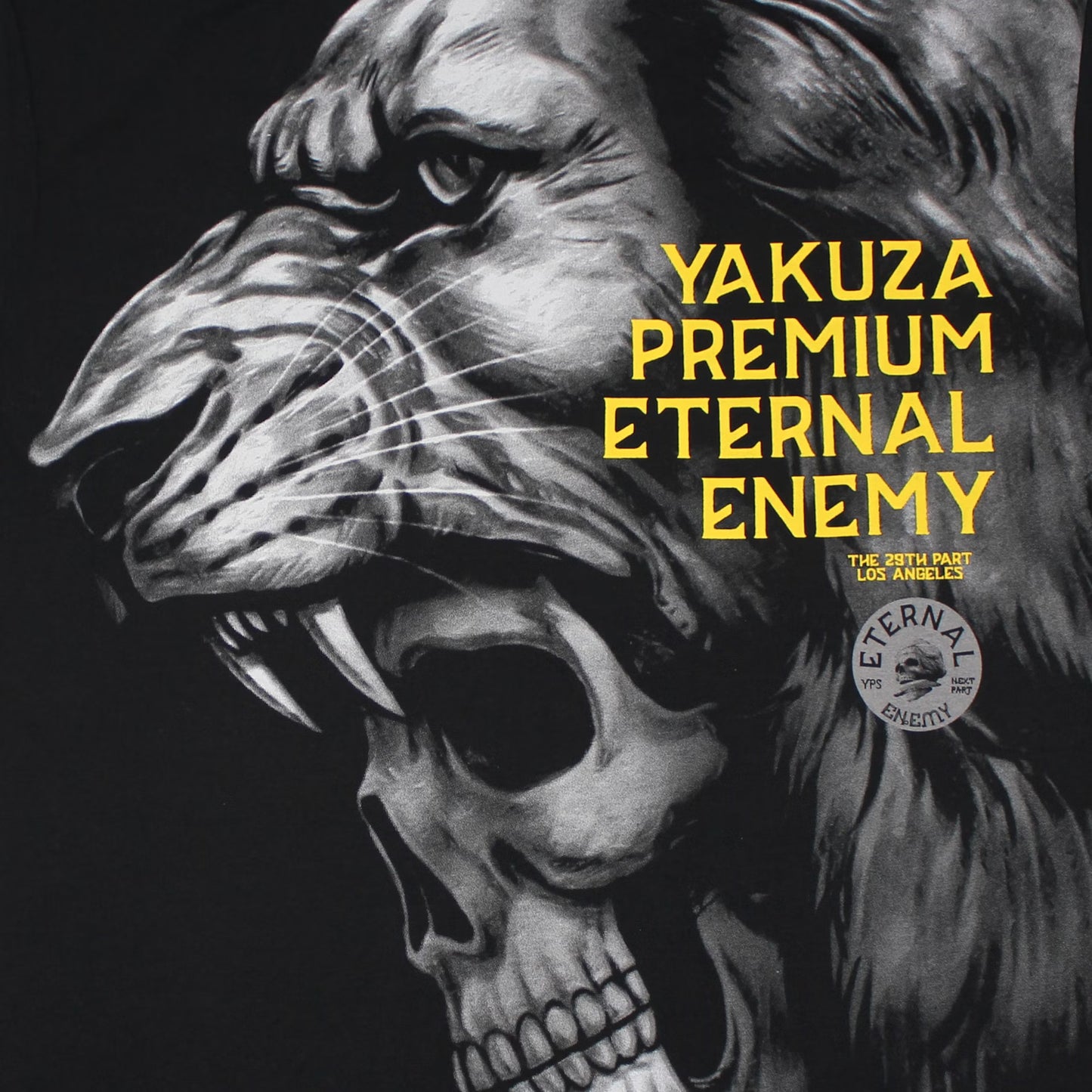 Detailansicht des gelben Schriftzugs und Löwen-Totenkopf-Rückenprints auf dem schwarzen Yakuza Premium Herren T-Shirt.