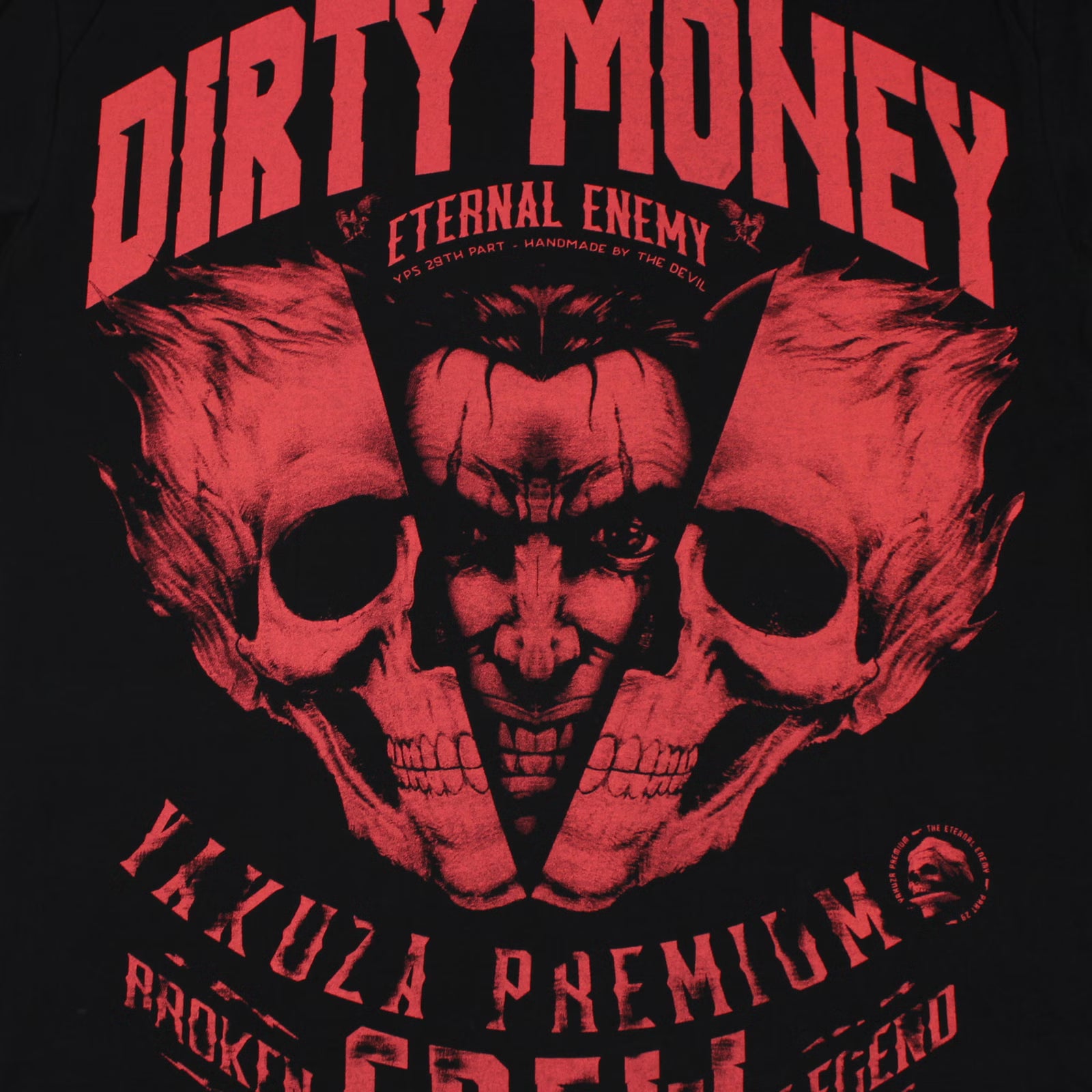 Detailansicht von rotem Yakuza Premium Print mit Totenköpfen 
