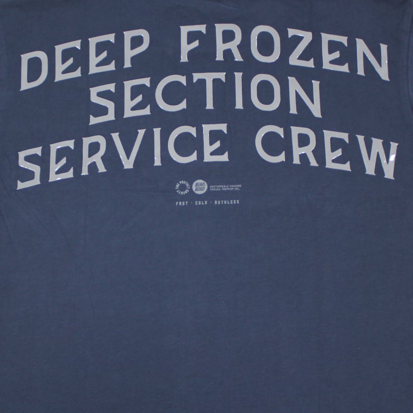 Nahaufnahme von gummiertem Deep Frozen Section Service Crew Schriftzug auf Yakuza Premium Shirt.