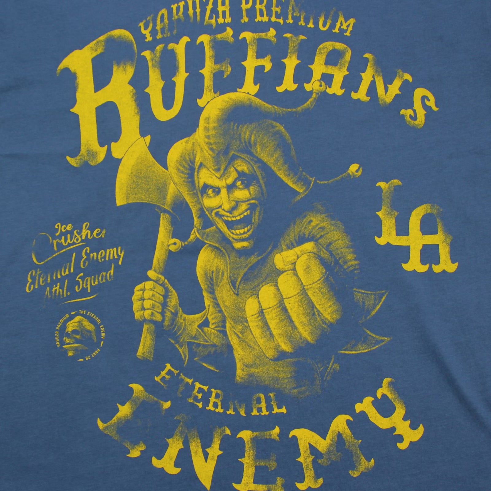 Detailansicht des gelben Grafikprints auf dem blauen Yakuza Premium Herren T-Shirt Ruffians Eternal Enemy.