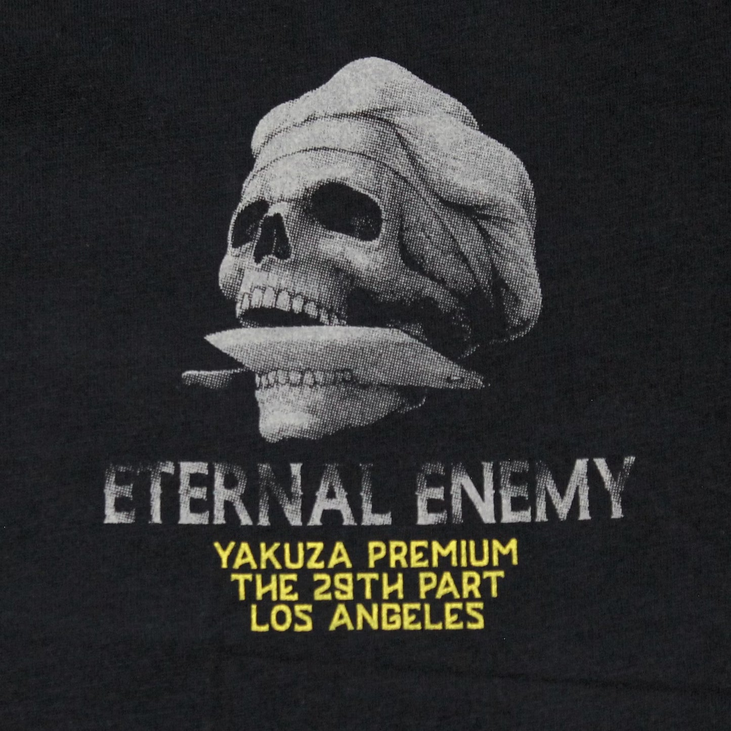 Detailaufnahme des kleinen Totenkopf-Brustprints eines Yakuza Premium T-Shirts.