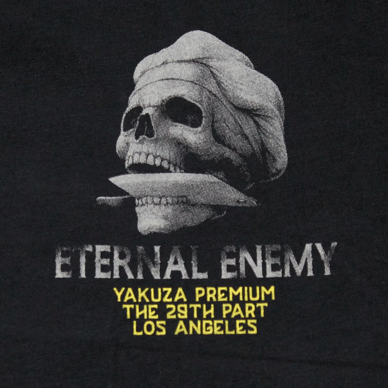 Detailaufnahme des kleinen Totenkopf-Brustprints eines Yakuza Premium T-Shirts.