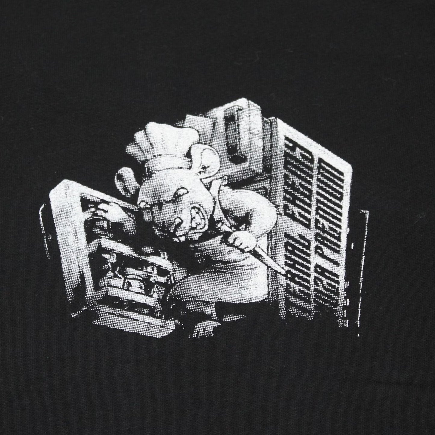 Nahaufnahme vom kleinen Ratten-Logo auf der Brust des Yakuza Premium T-Shirts.