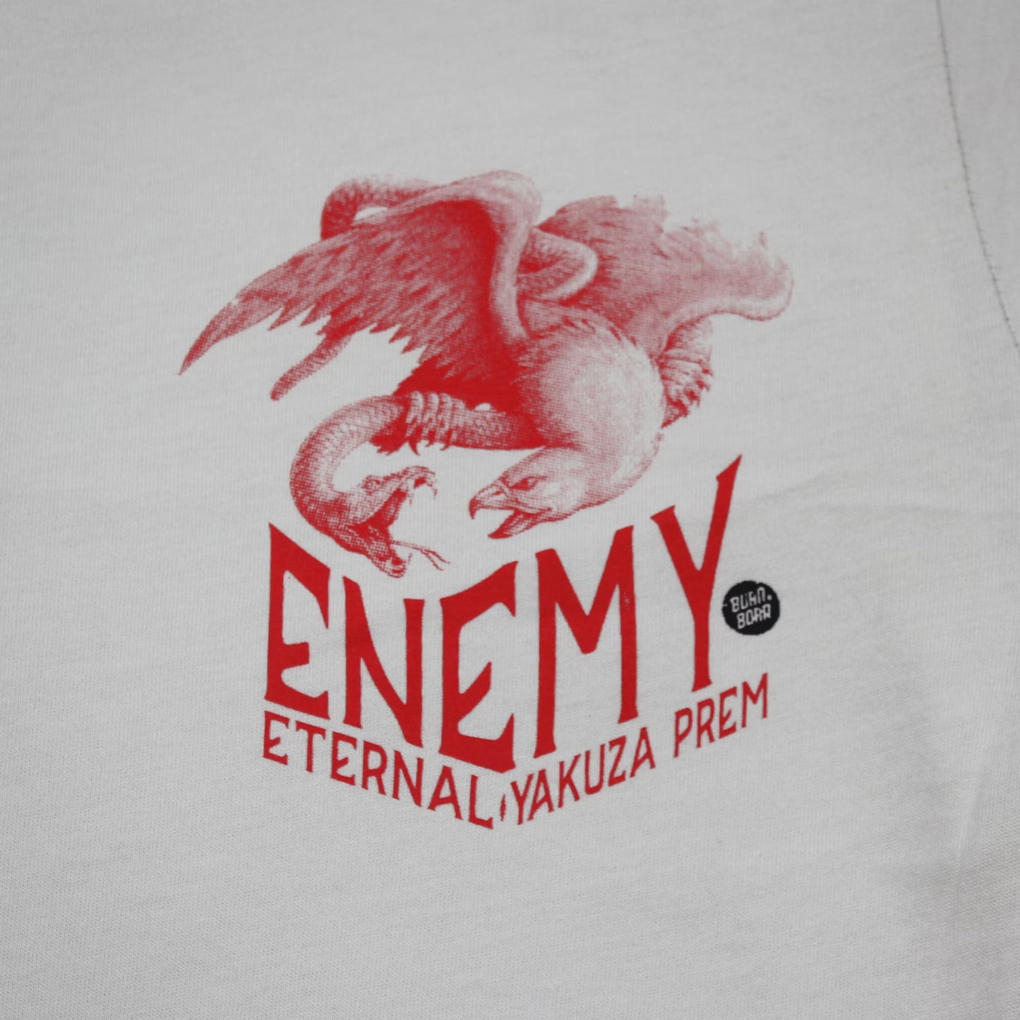 Detailansicht des roten Brustprints mit Adler-Schlangen-Motiv auf dem lichtgrauen Yakuza Premium Herren T-Shirt.