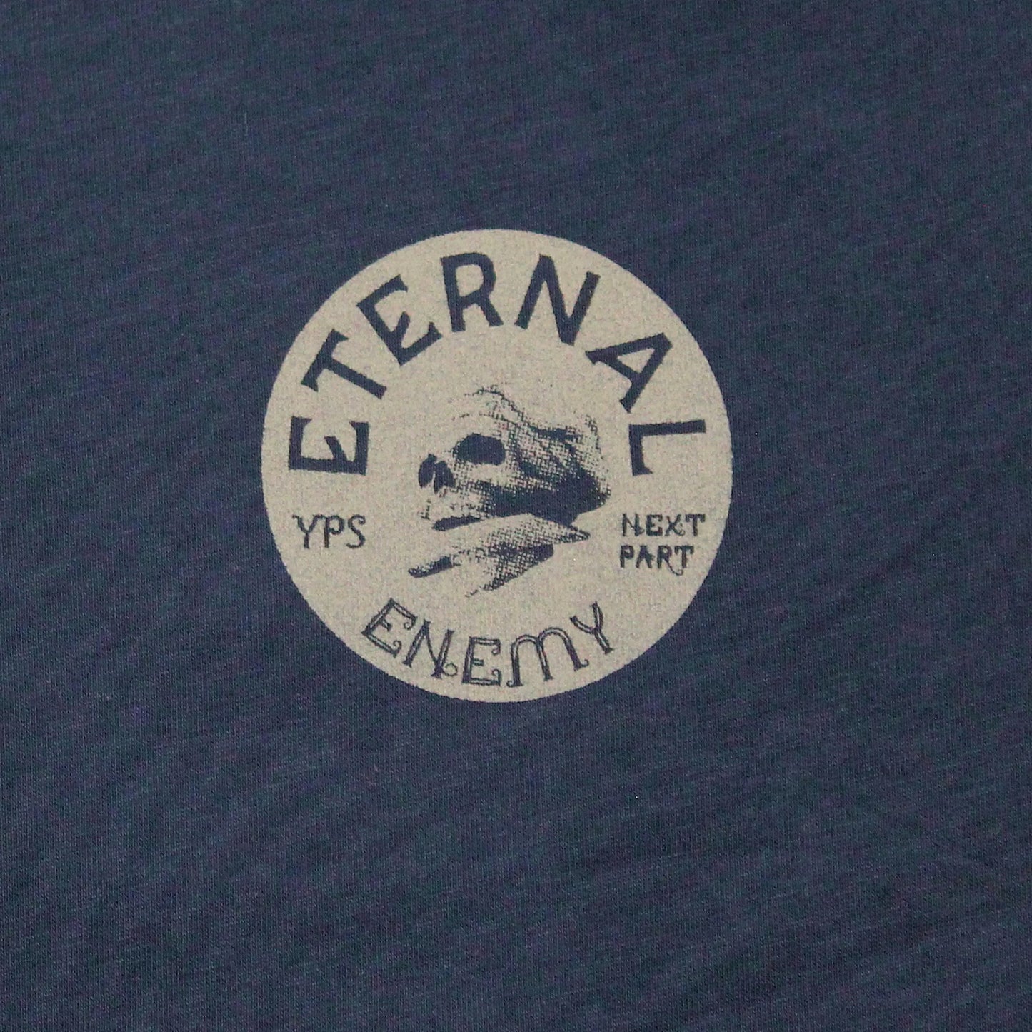 Detail des runden Eternal Enemy Brust-Prints auf dem dunkelblauen Yakuza Premium T-Shirt.