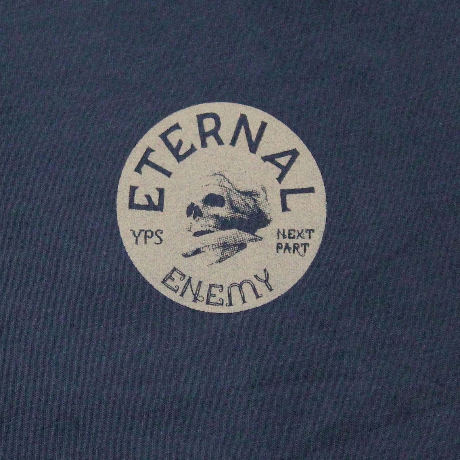 Detail des runden Eternal Enemy Brust-Prints auf dem dunkelblauen Yakuza Premium T-Shirt.