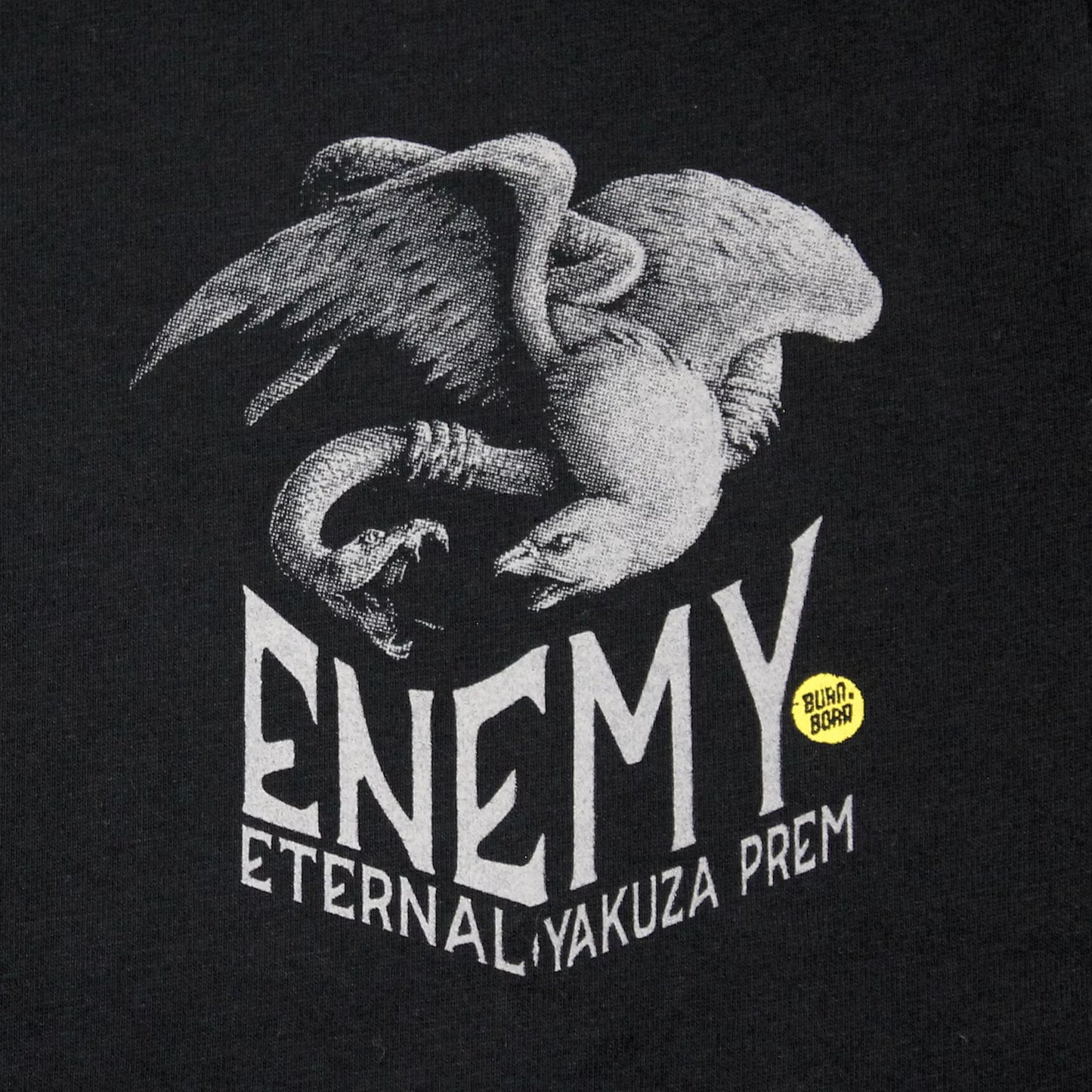 Detailansicht des grauen Brustprints mit Adler-Schlangen-Motiv auf dem schwarzen Yakuza Premium Herren T-Shirt.