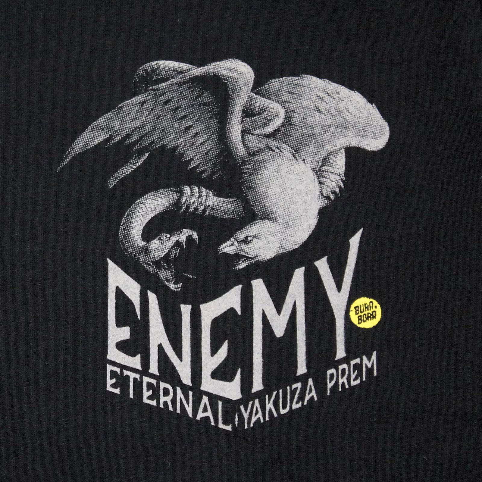 Detailansicht des grauen Brustprints mit Adler-Schlangen-Motiv auf dem schwarzen Yakuza Premium Herren T-Shirt.