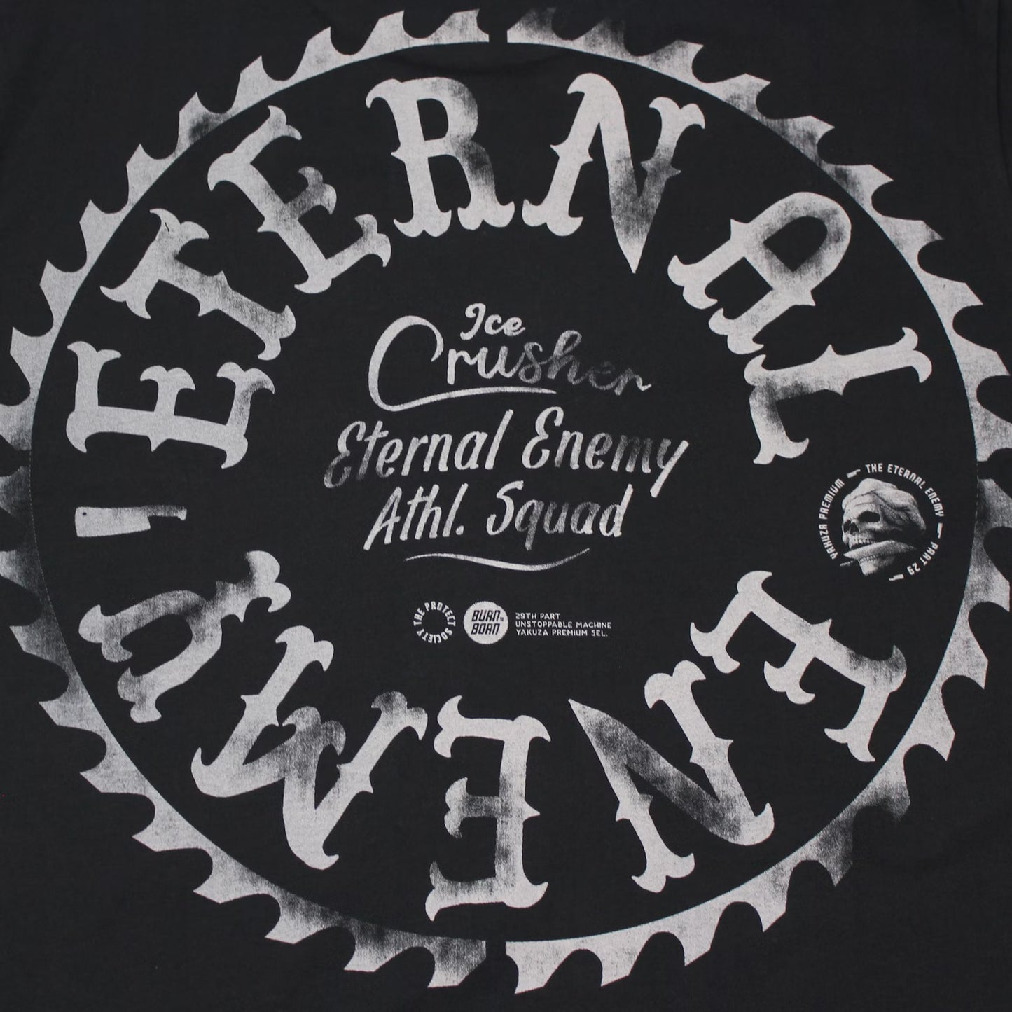 Detailaufnahme vom runden Eternal Enemy Rückenprint des Yakuza Premium Shirts.