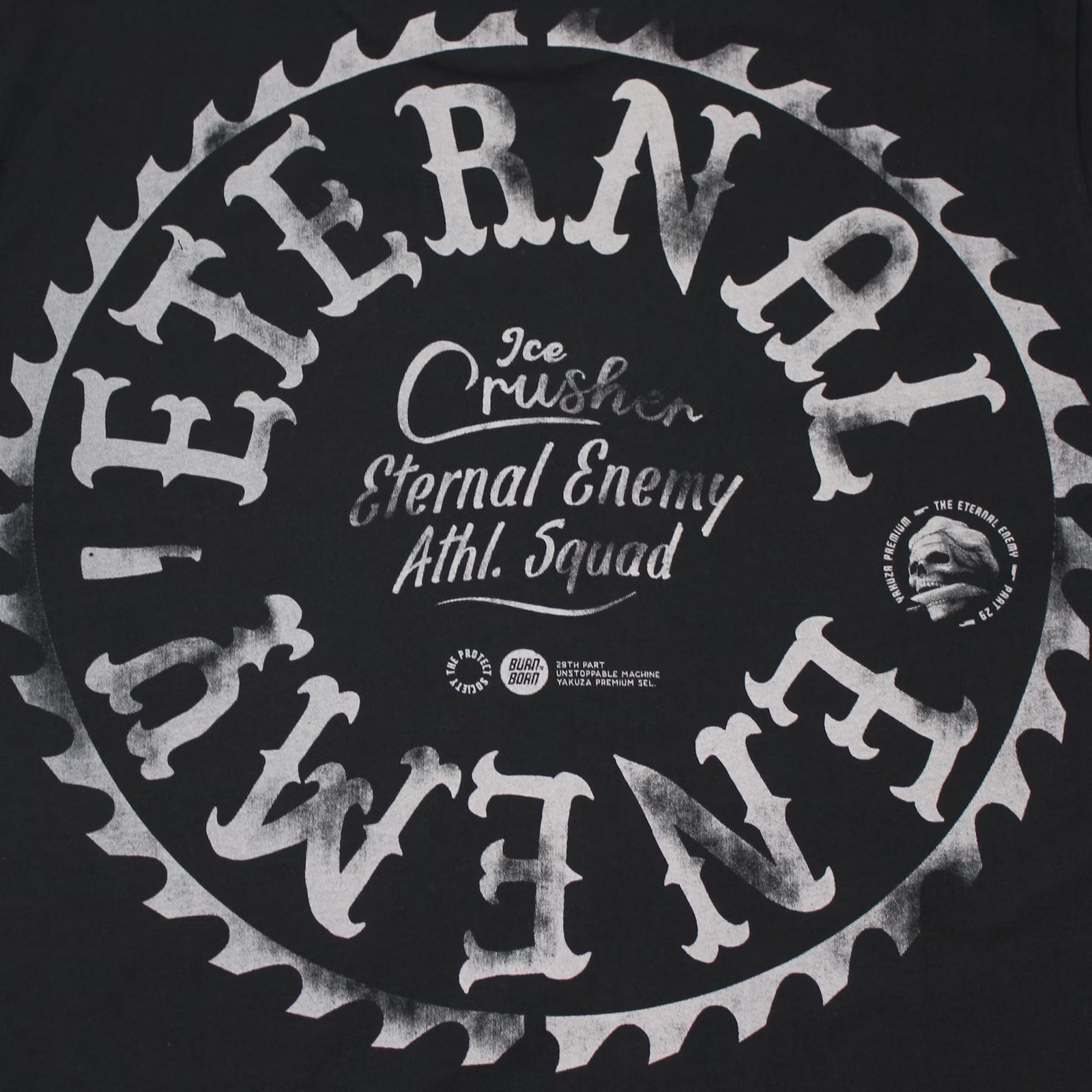Detailaufnahme vom runden Eternal Enemy Rückenprint des Yakuza Premium Shirts.