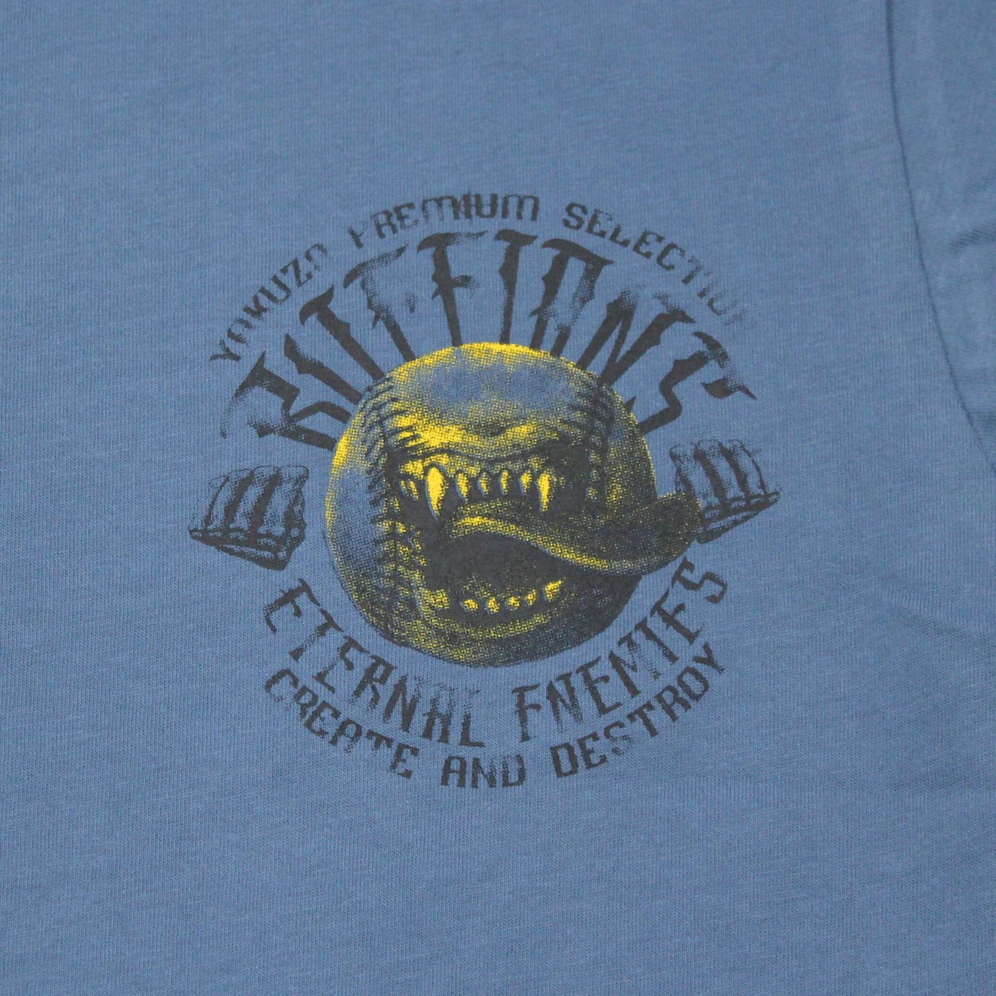 Nahaufnahme vom kleinen Baseball-Brustprint des blauen Yakuza Premium T-Shirts.