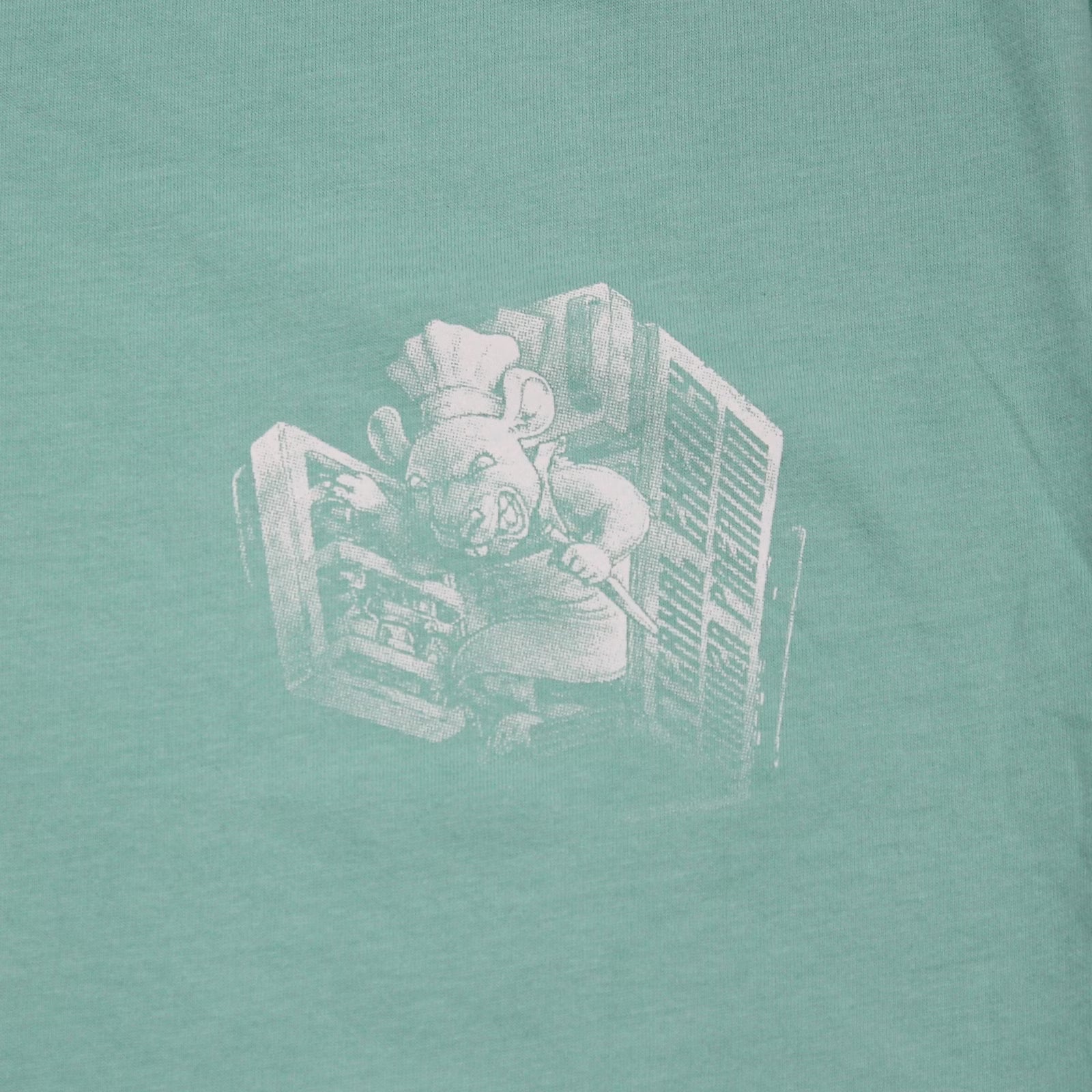 Nahaufnahme vom kleinen Ratten-Logo auf der Brust des mintgrünen Yakuza Premium T-Shirts.