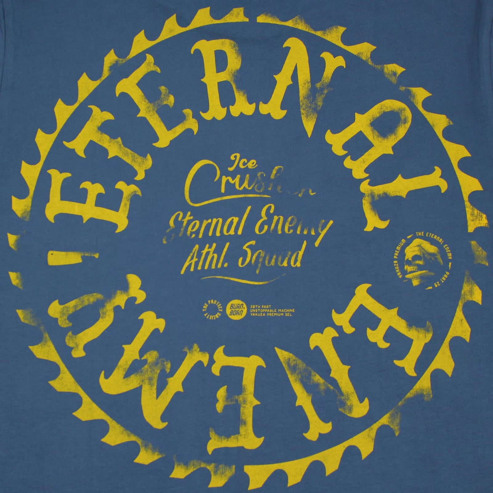 Detailansicht des gelben Rückenprints auf dem blauen Yakuza Premium Herren T-Shirt Ruffians Eternal Enemy.