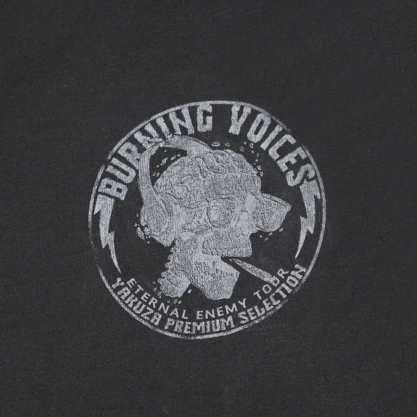 Yakuza Premium runder Logo-Print im Detail