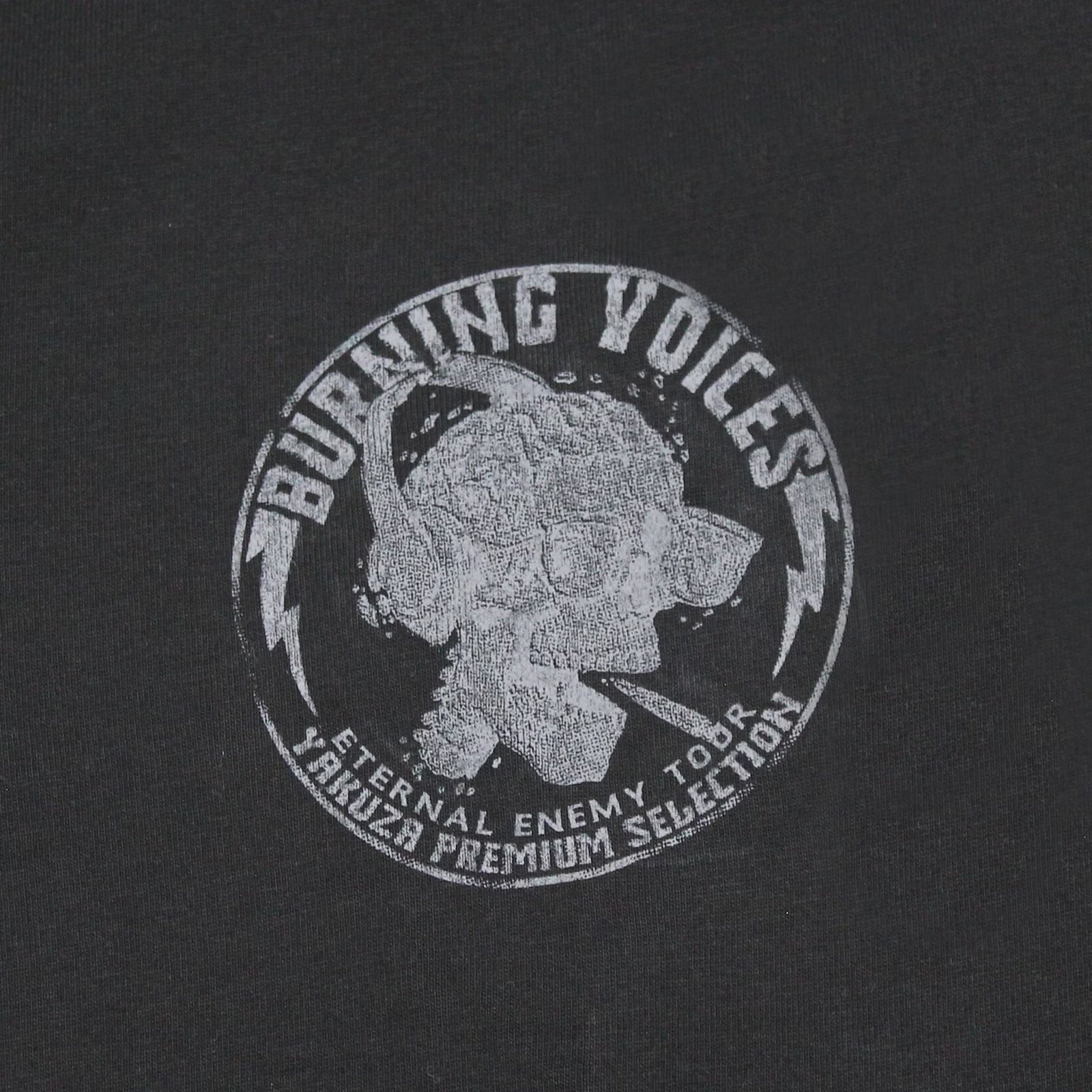 Yakuza Premium runder Logo-Print im Detail
