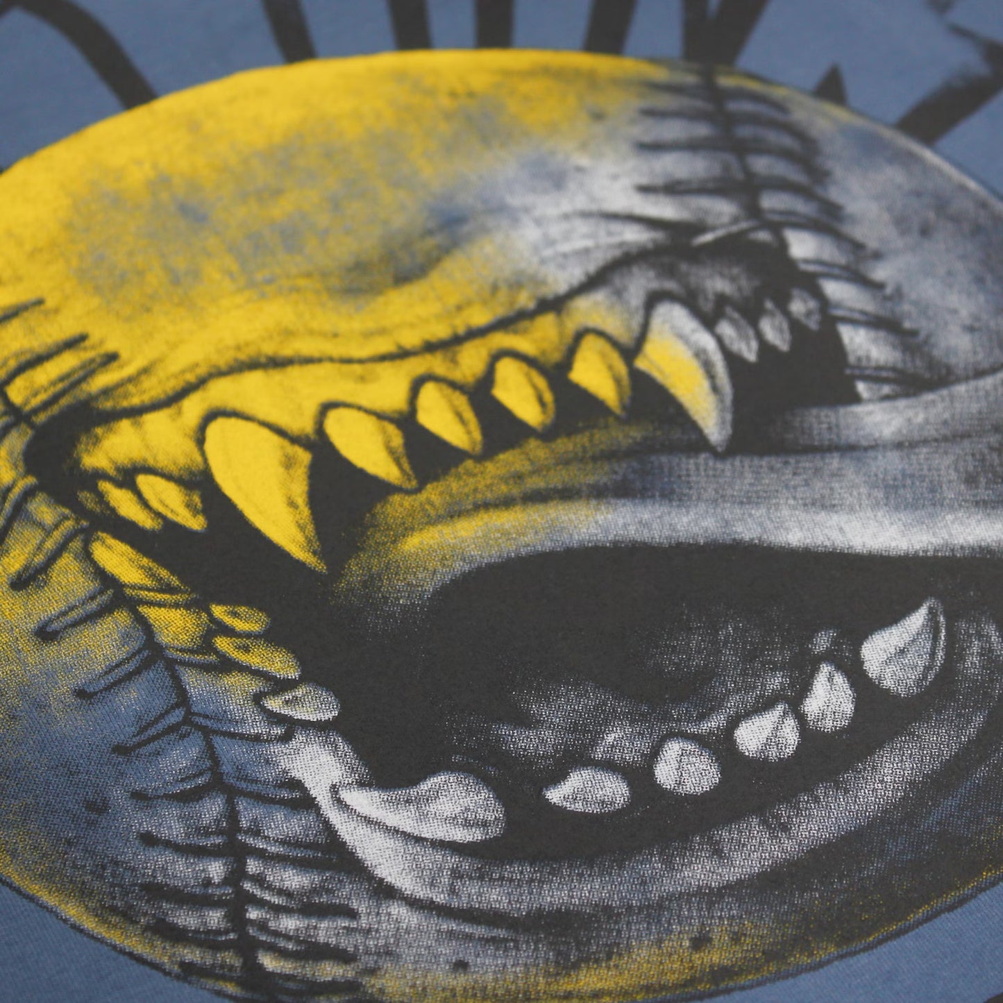 Detailansicht der Druckqualität des Baseball-Motivs auf blauem Yakuza Premium Shirt.