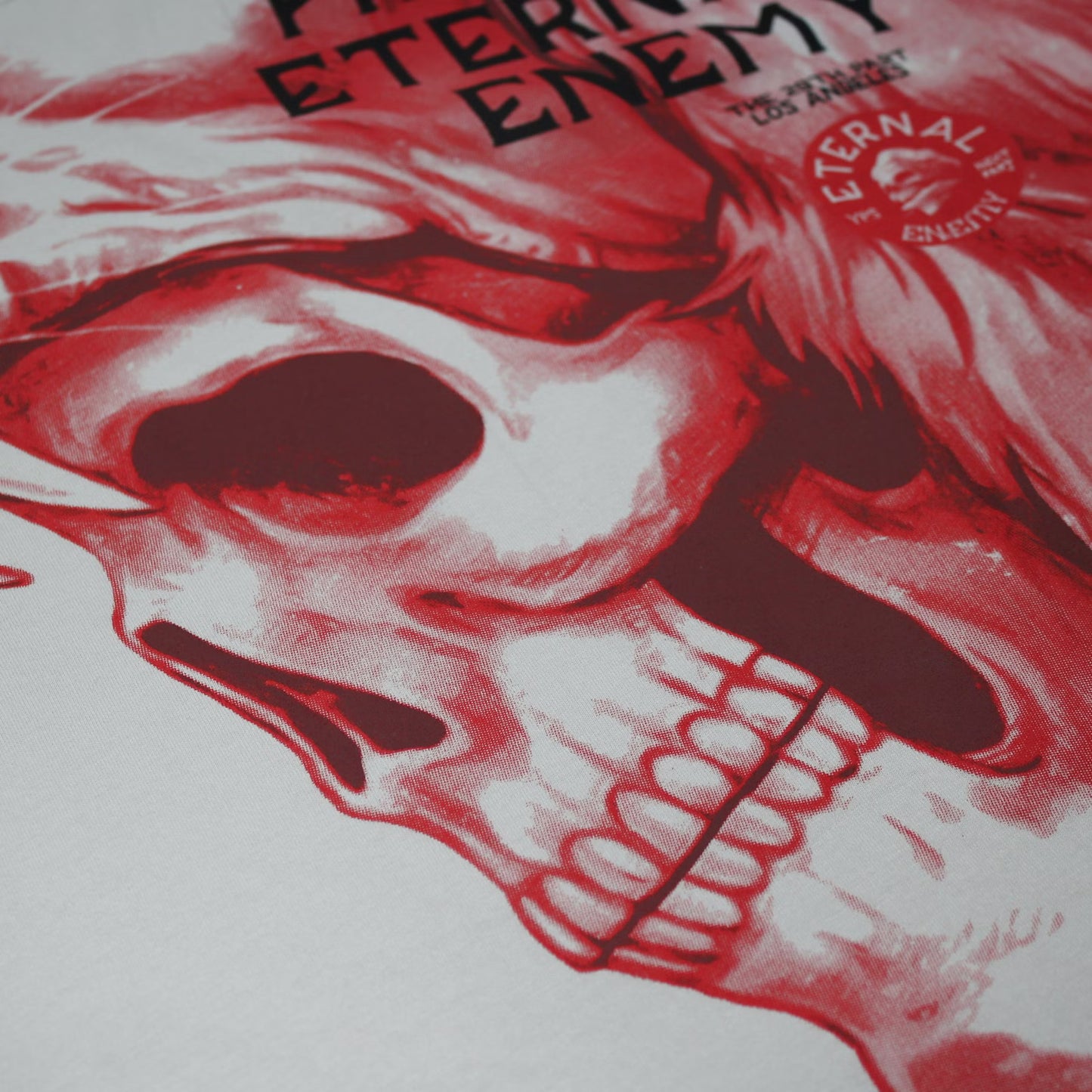 Nahaufnahme der Print- und Stoffqualität des Totenkopf-Motivs vom lichtgrauen Yakuza Premium Herren T-Shirt.