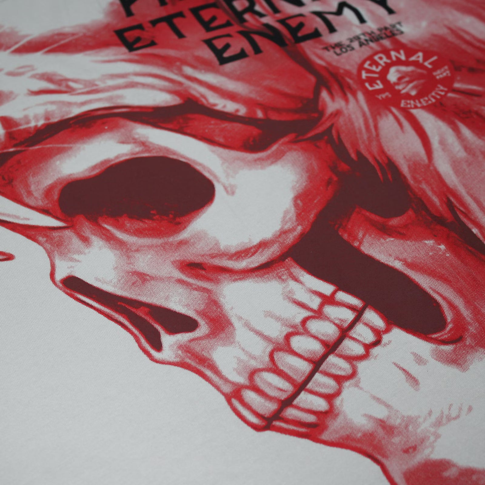 Nahaufnahme der Print- und Stoffqualität des Totenkopf-Motivs vom lichtgrauen Yakuza Premium Herren T-Shirt.