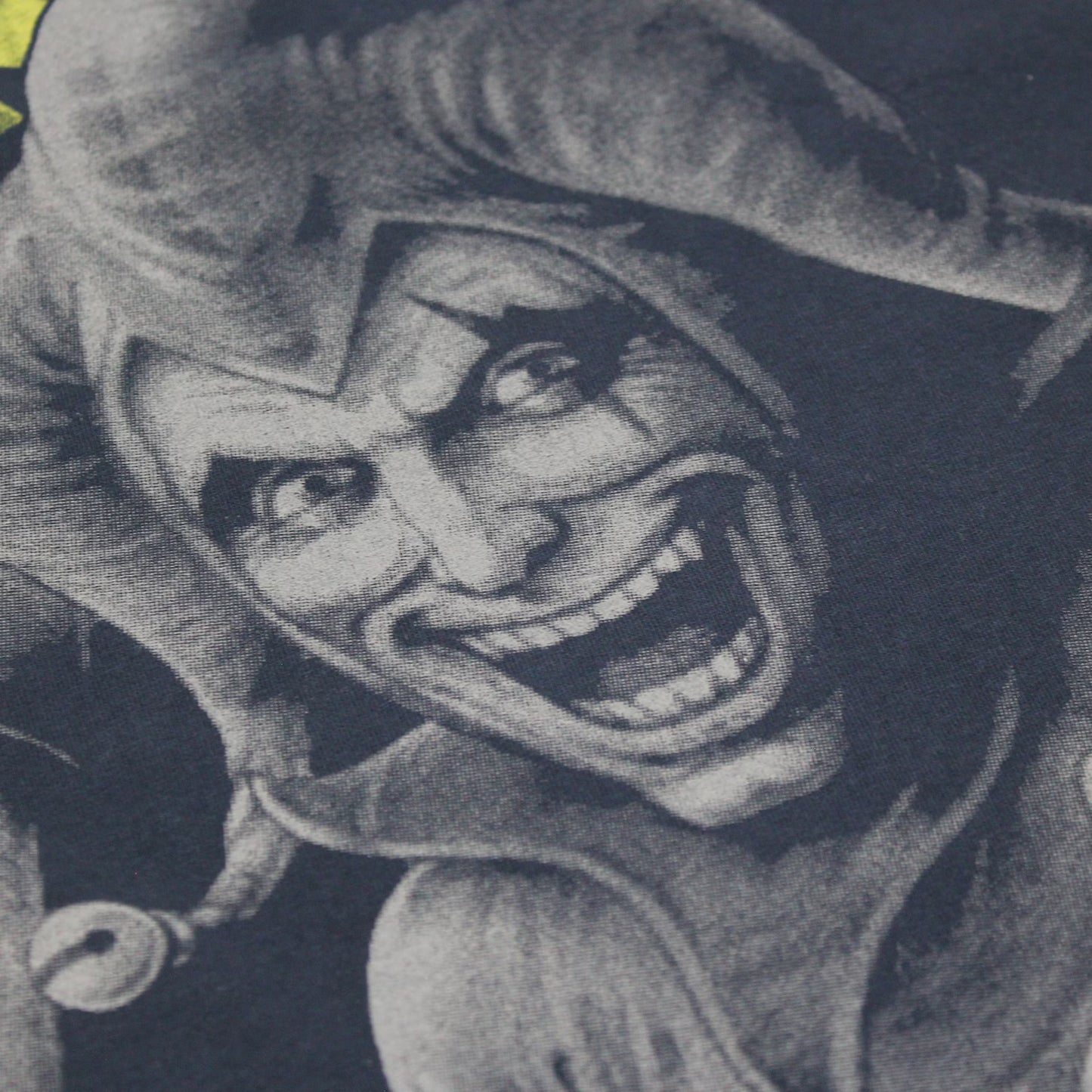 Nahaufnahme des Joker-Gesichts auf dem dunkelblauen Yakuza Premium T-Shirt.