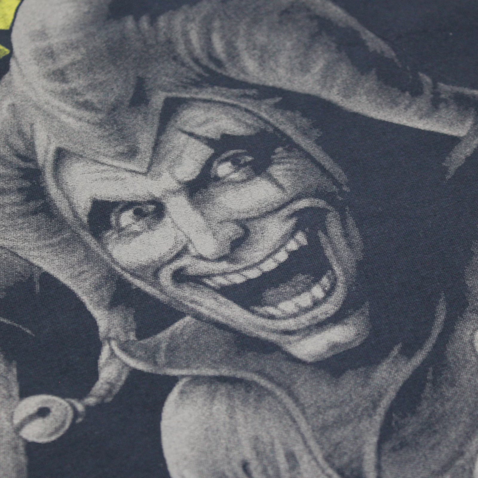 Nahaufnahme des Joker-Gesichts auf dem dunkelblauen Yakuza Premium T-Shirt.