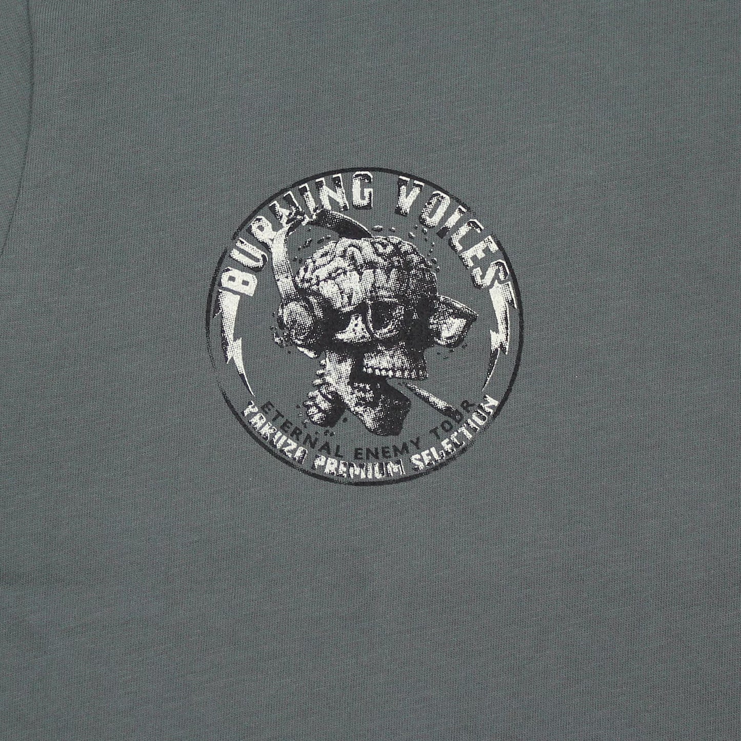 Yakuza Premium runder Logo-Print auf Oliv im Detail