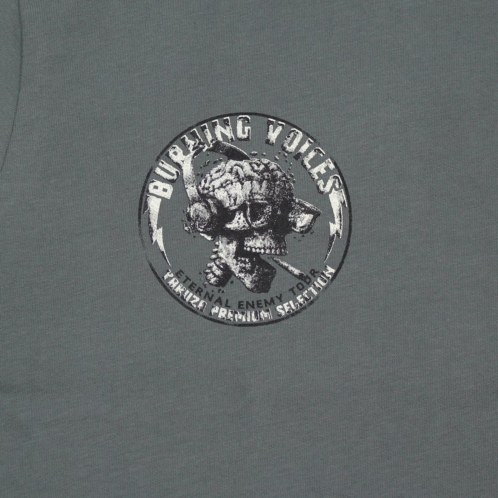 Yakuza Premium runder Logo-Print auf Oliv im Detail