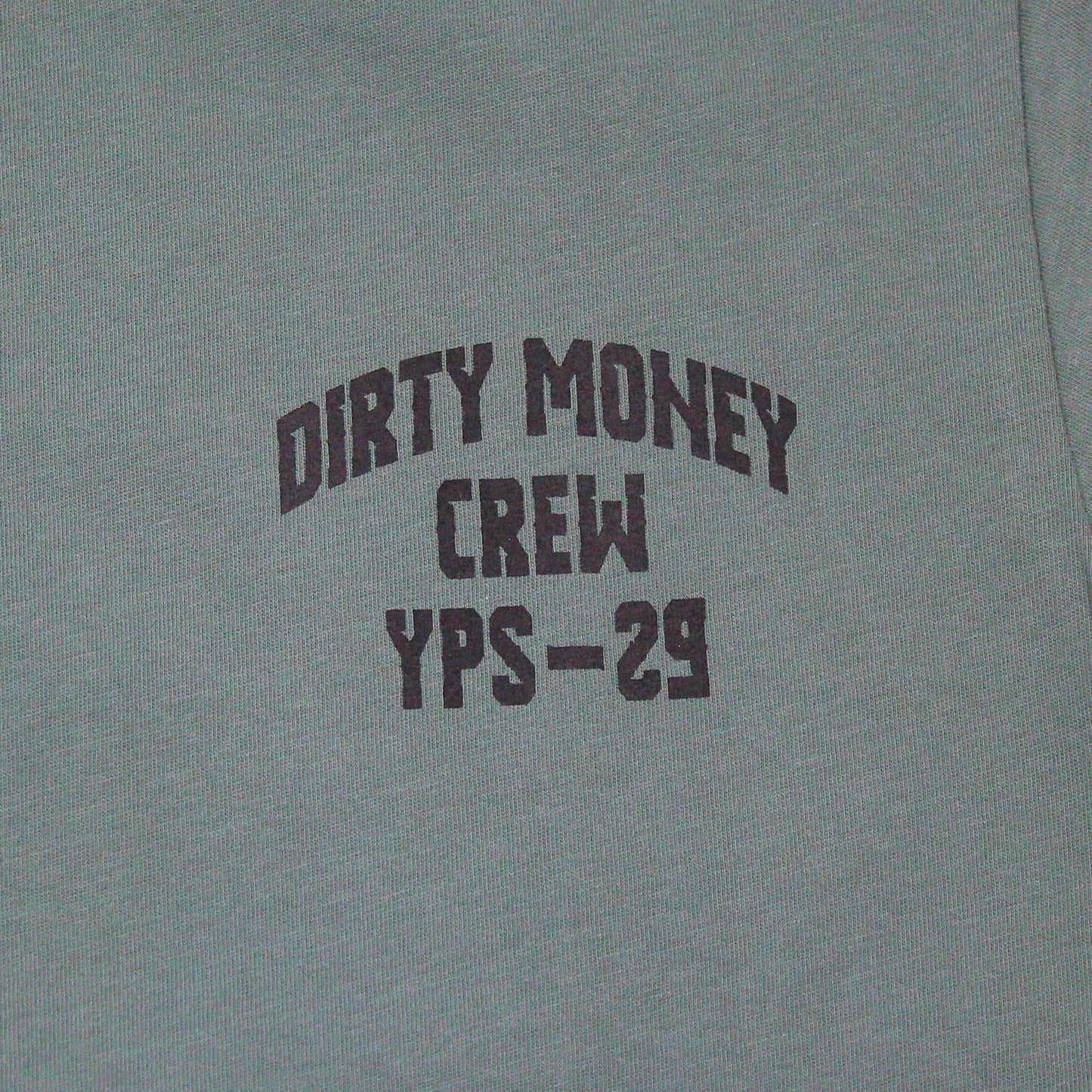 Nahaufnahme von olivgrünem Yakuza Premium Shirt mit dunklem Brustlogo im Biker Stil.