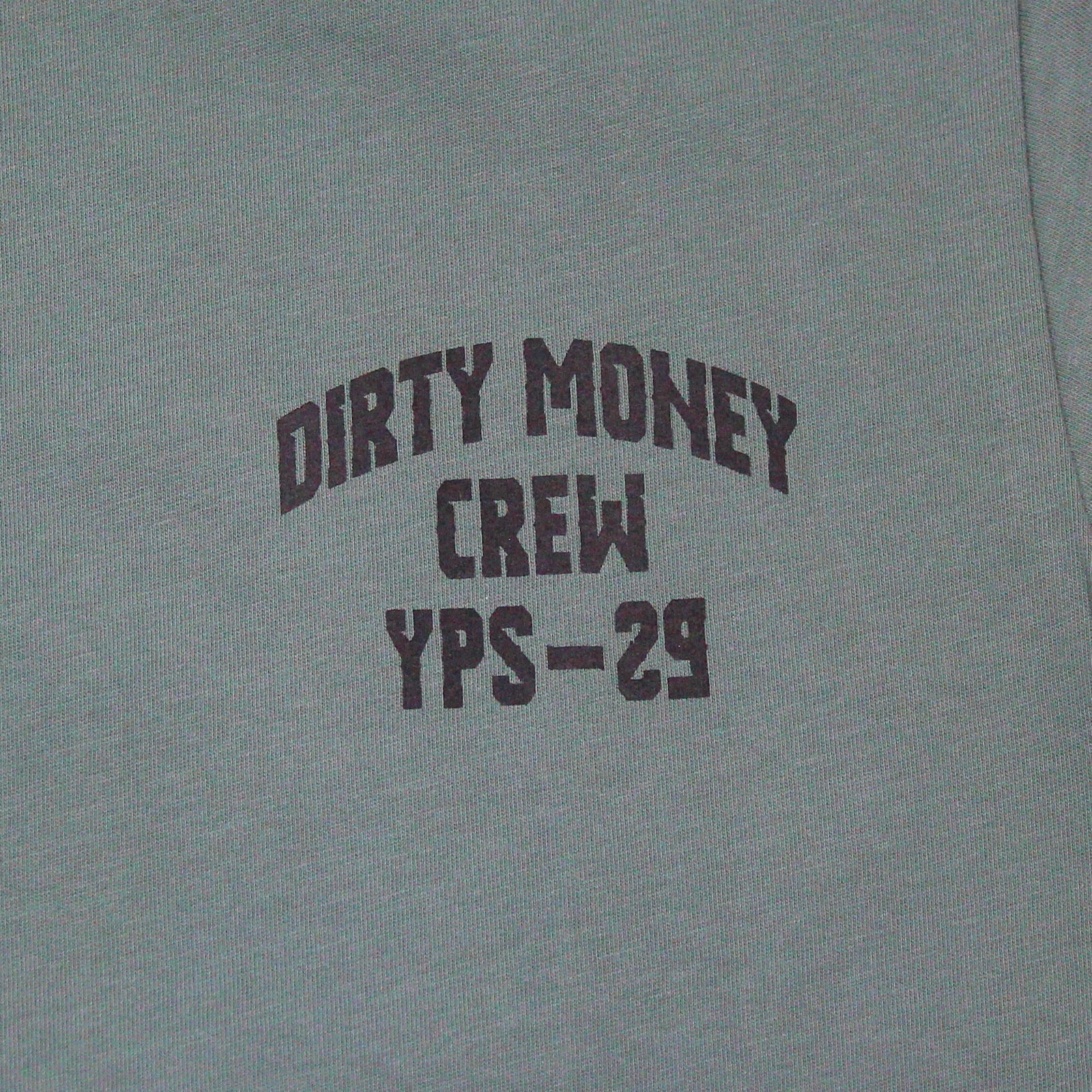 Nahaufnahme von olivgrünem Yakuza Premium Shirt mit dunklem Brustlogo im Biker Stil.