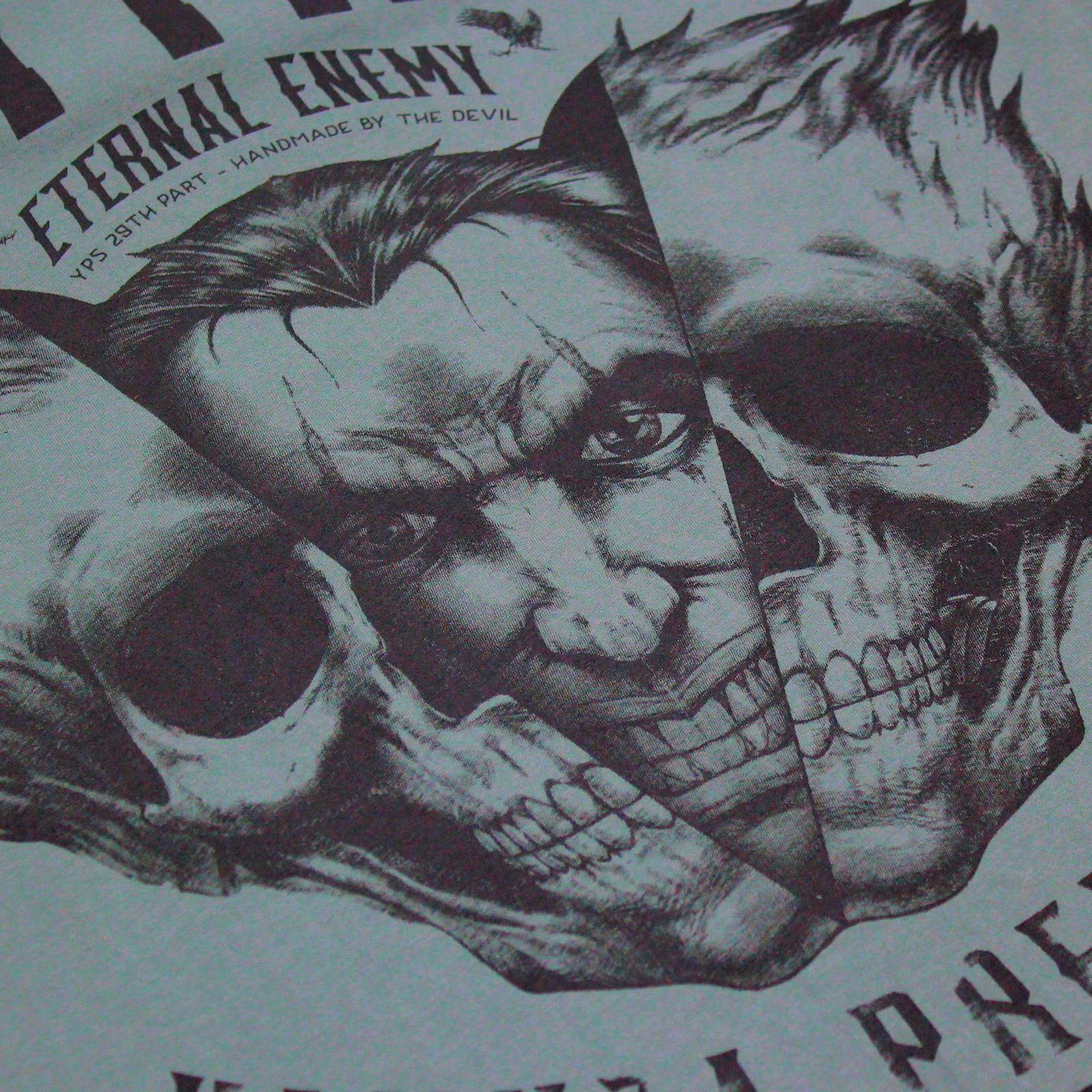 Rückseite von olivgrünem Yakuza Premium T-Shirt mit Biker Totenkopf Print.