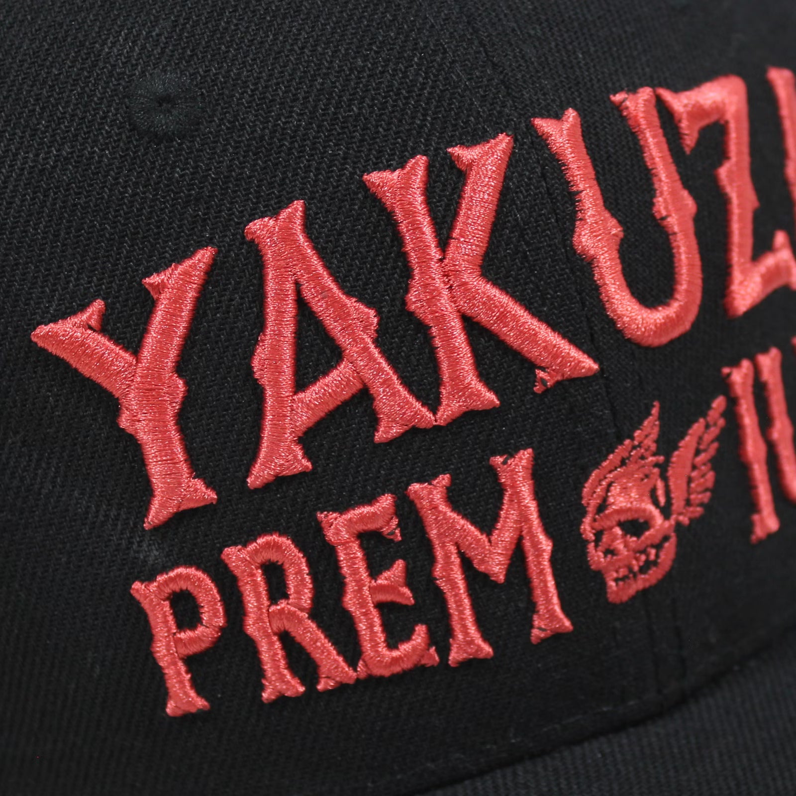 Yakuza Premium Base Cap – Snapback stylisches, schwarzes Cap mit hochwertigem Stick-Design. Perfekt für trendbewusste Streetwear-Fans. Robuste Verarbeitung und unverwechselbares Yakuza-Logo für den ultimativen Look. Ideal für jedes Casual-Outfit Snapback